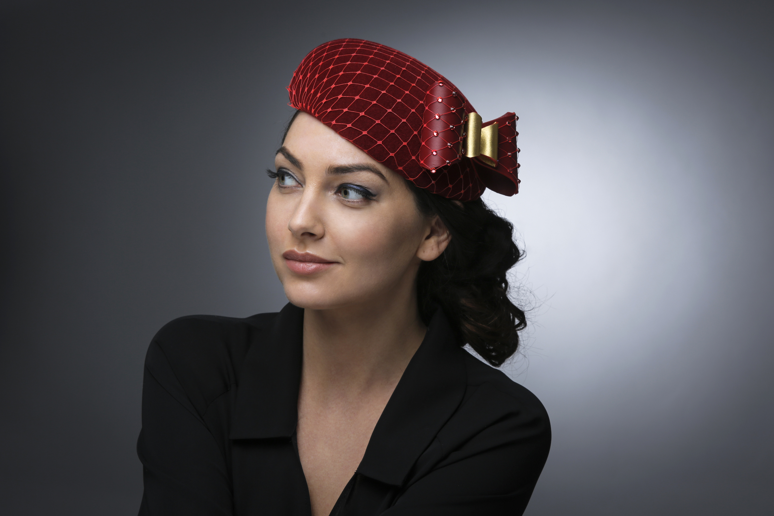 FELT BERET WITH LEATHER BOW