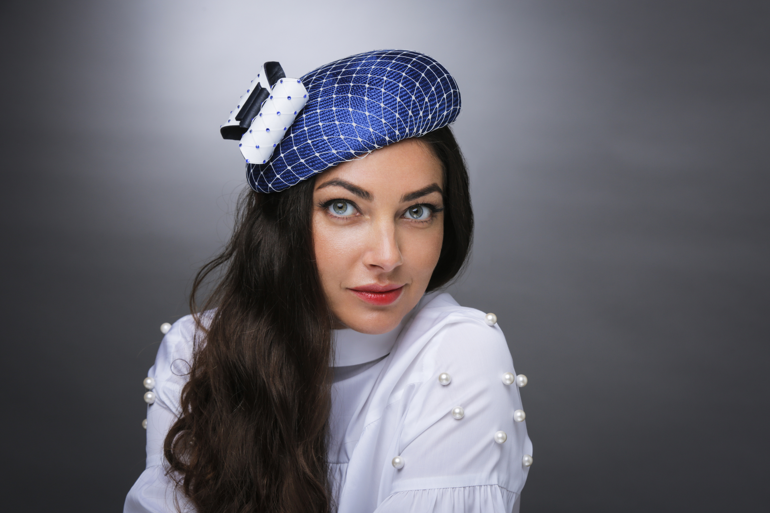 STRAW BERET WITH LEATHER BOW