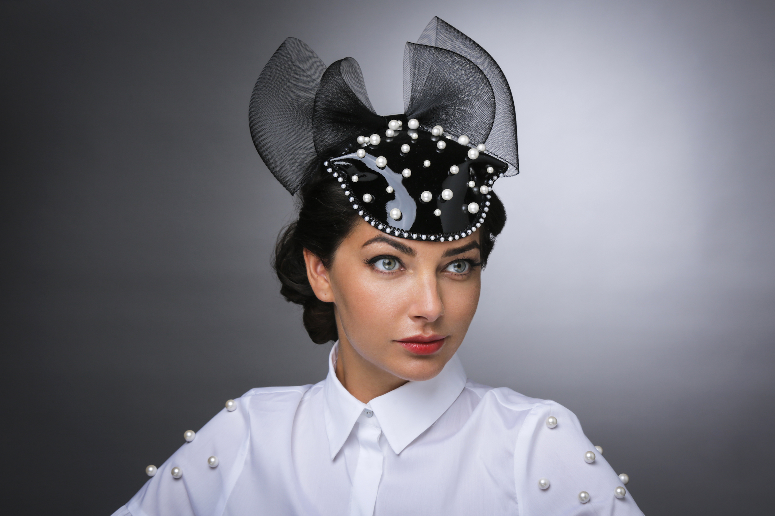 MILKY WAY LACQUERED LEATHER HAT WITH FRESH WATER PEARLS