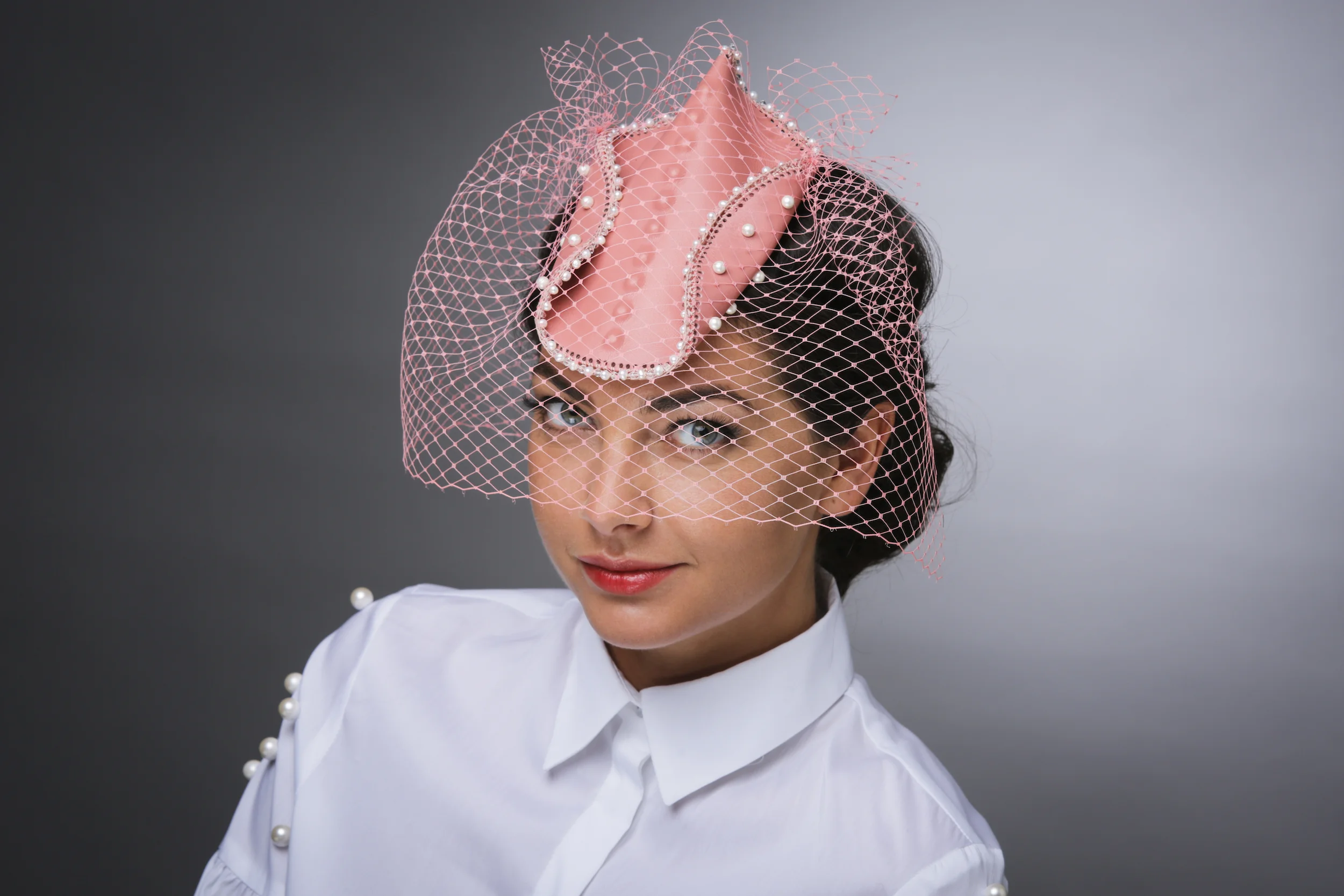 TRICORN LEATHER HAT WITH FRESH WATER PEARLS