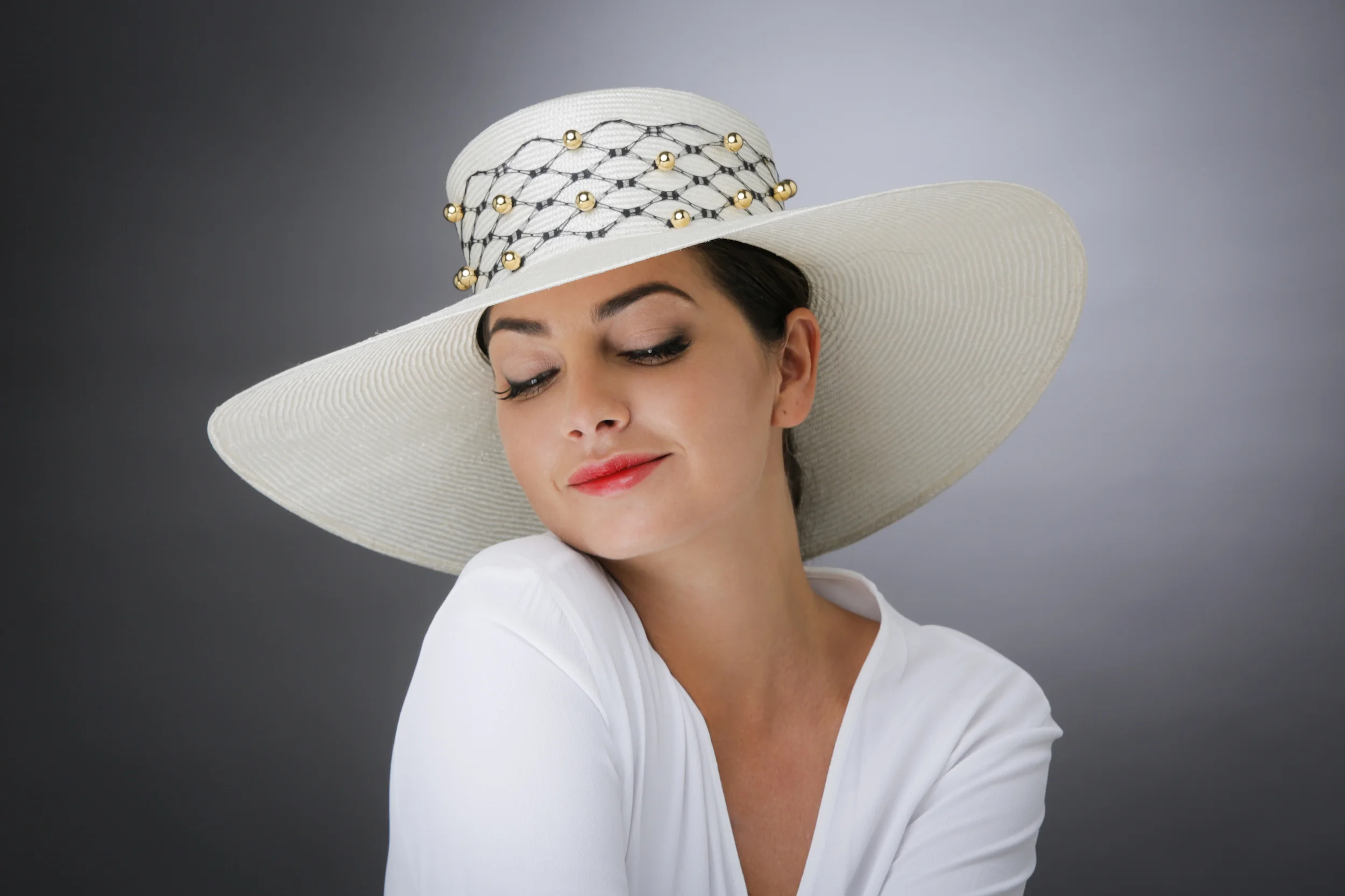 ARIADNA HAT WITH ABC PEARLS