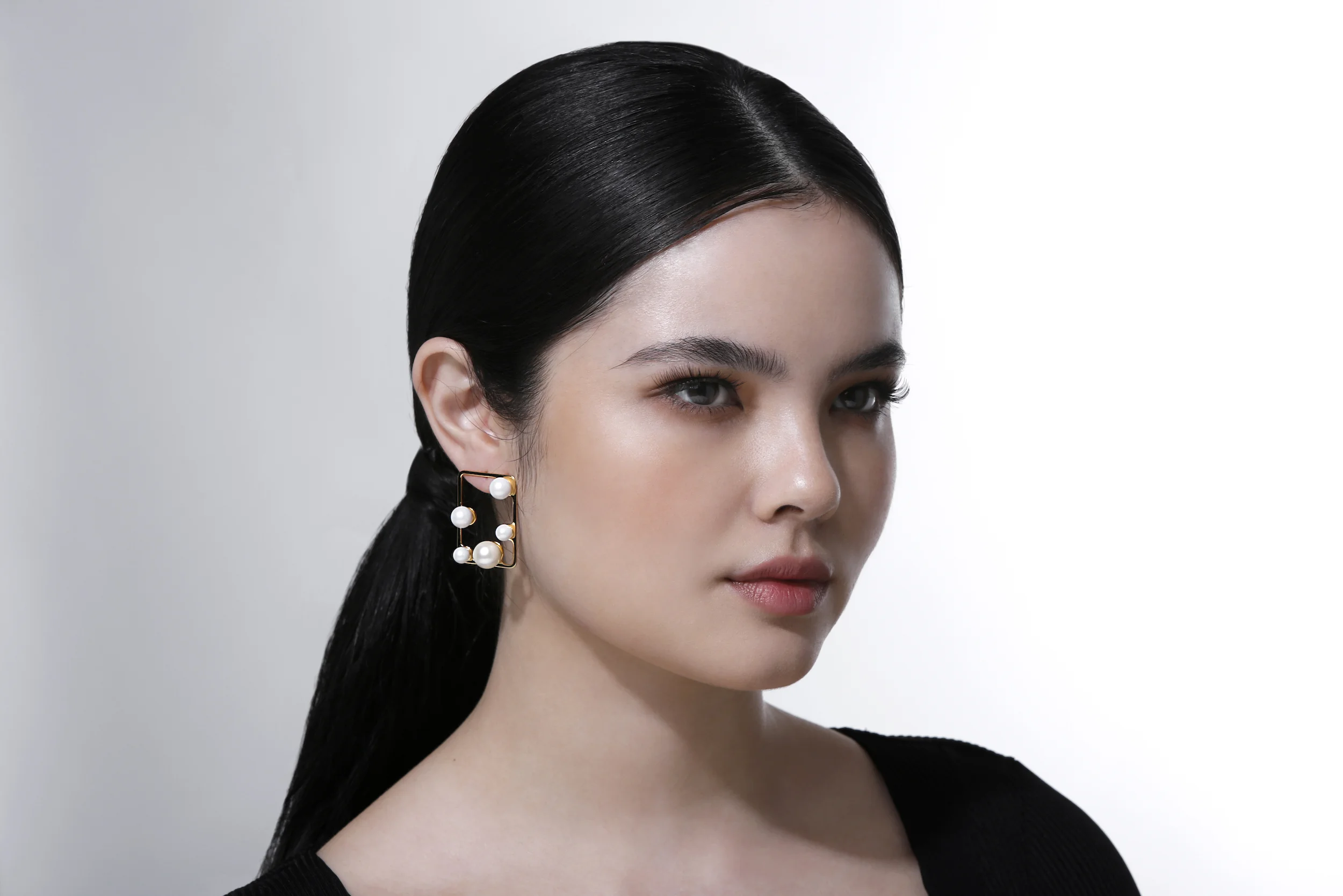 LOVE PEARL EARRINGS WITH WHITE PEARLS