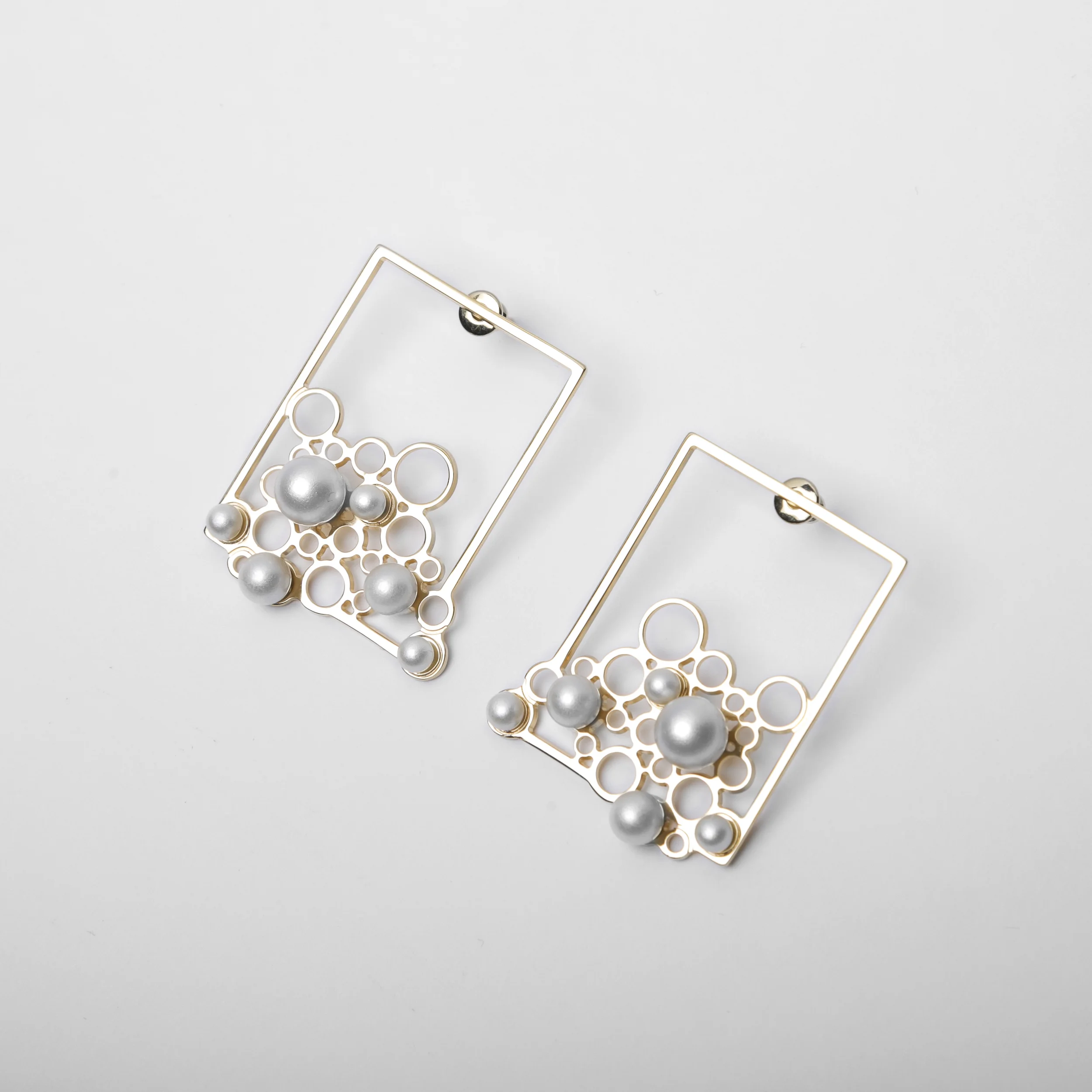 SPACE EARRINGS WITH WHITE PEARLS