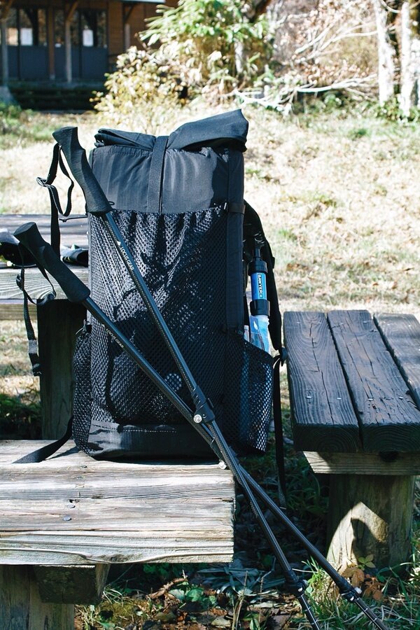ローカスギアの軽量トレッキングポール Cp3 Minimal Camp Hike