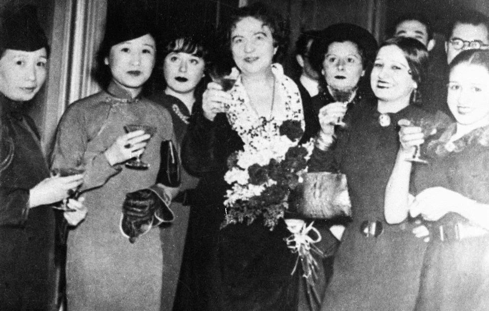 Kollontati with delegation.jpg