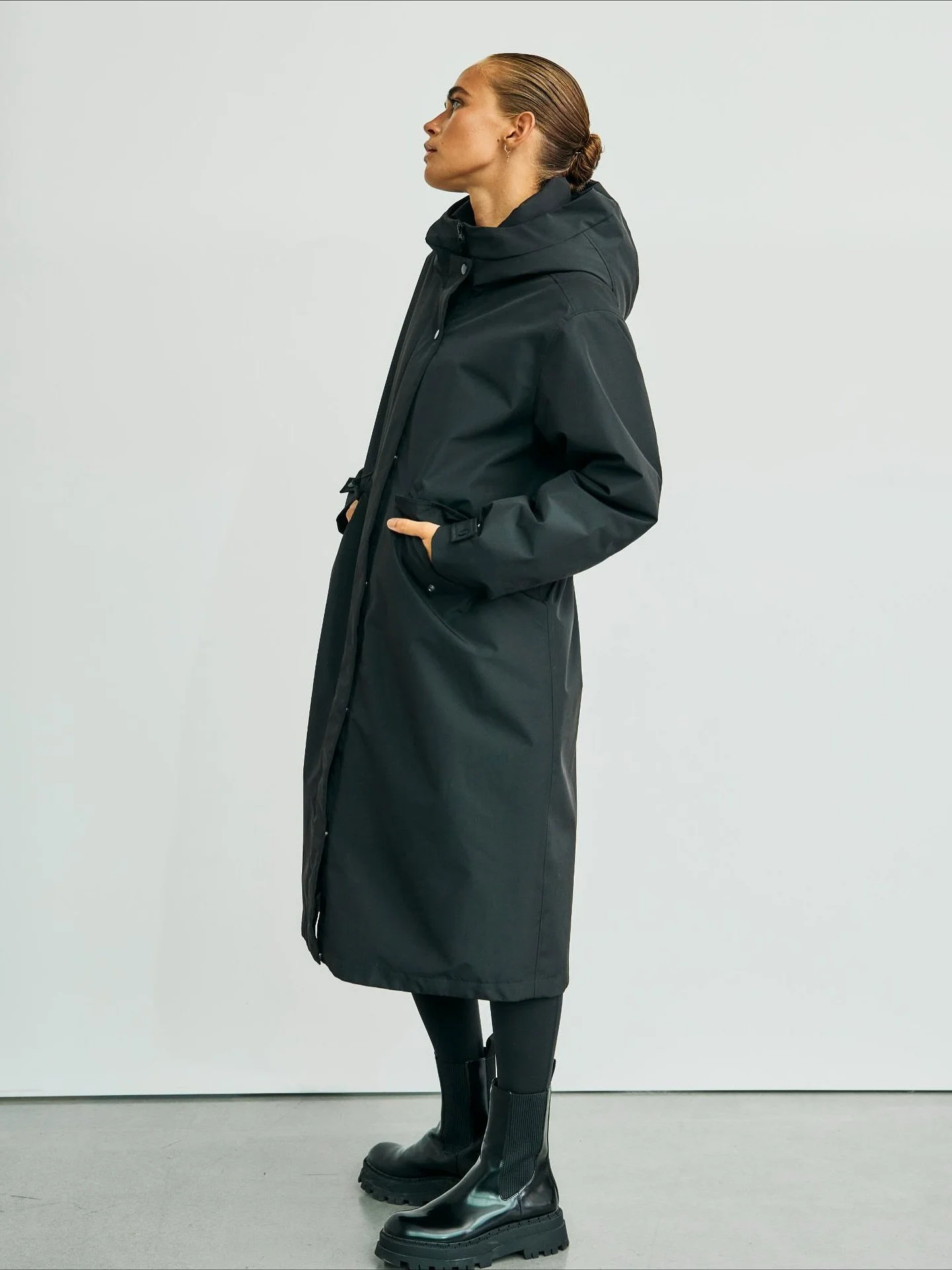 Silhouette,function, and a little attitude &mdash; the oversized parka that owns winter.#withblack 🖤