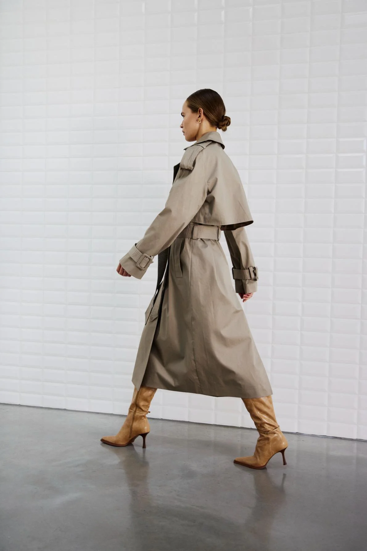 Wblaugusta_Trenchcoat_Grey_Sand00010.jpg