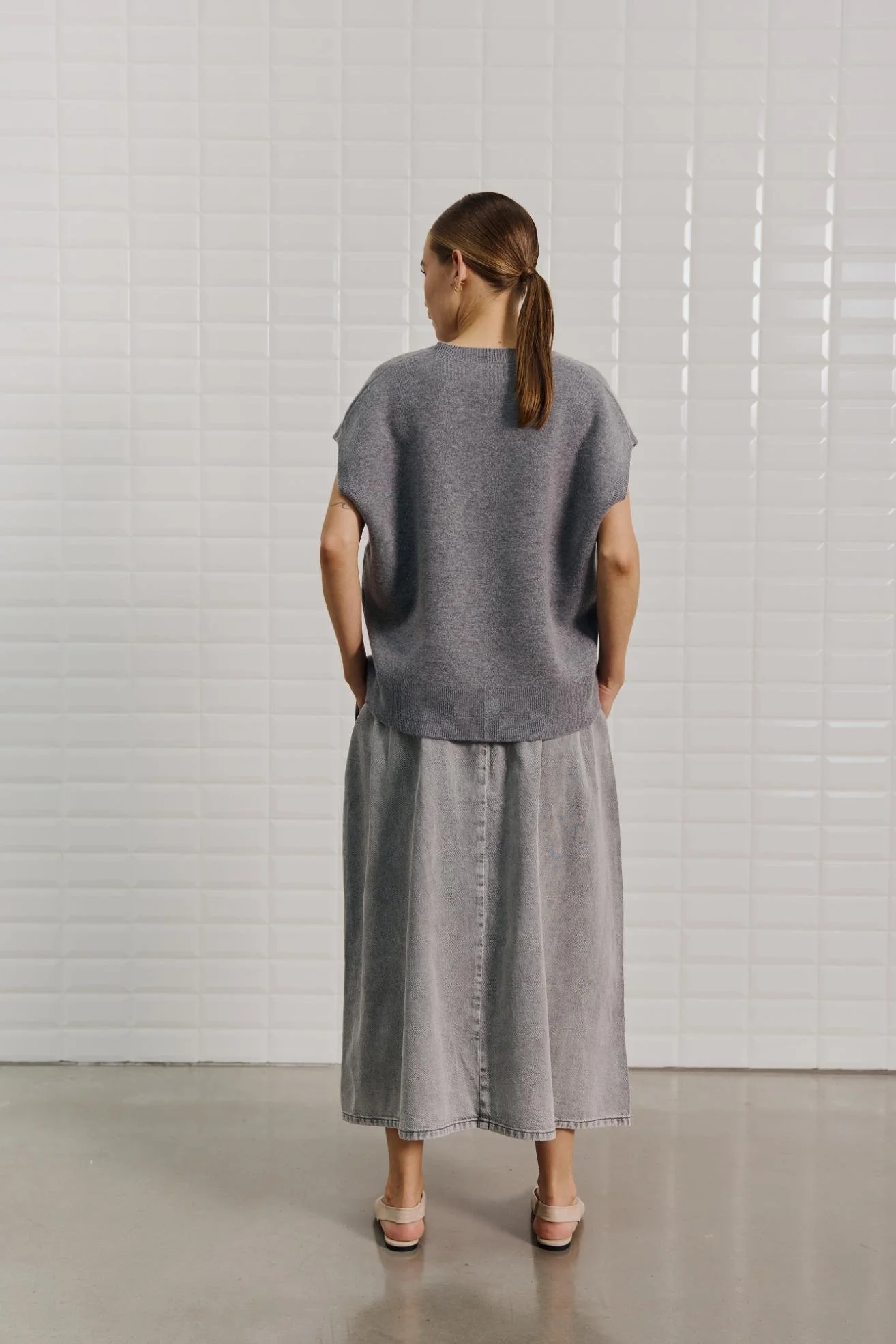 WBLPENELOPE_DENIM_MAXI_SKIRT_Spring_Grey_WBLCOOPER_V-NECK_SLIPOVER_Grey_Melange10.jpg