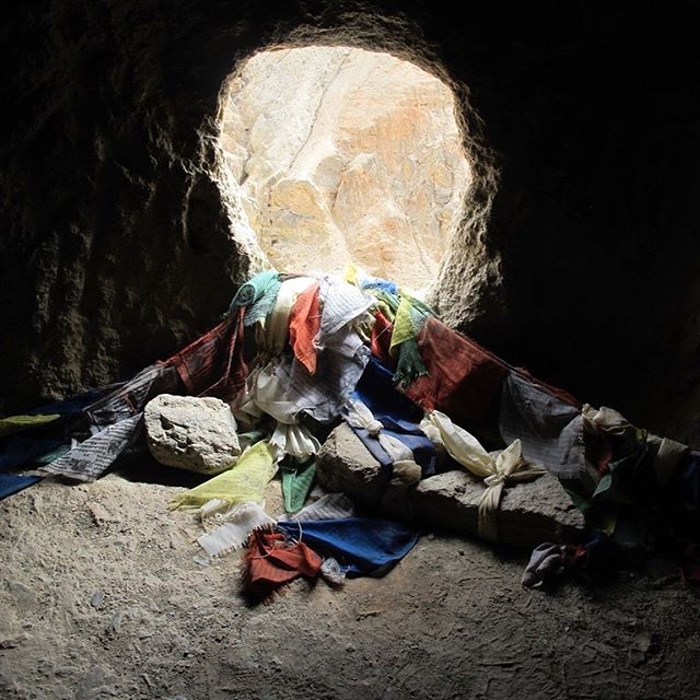 April 2012 _ Northern Mustang District, Nepal 
Caves, troglodyte dwellings. Like a labyrinth, children run inside, their laughter and smiles mingle with an omnipresent spirituality.  Multicolored prayer flags, in the viscera of the earth. .. connecti