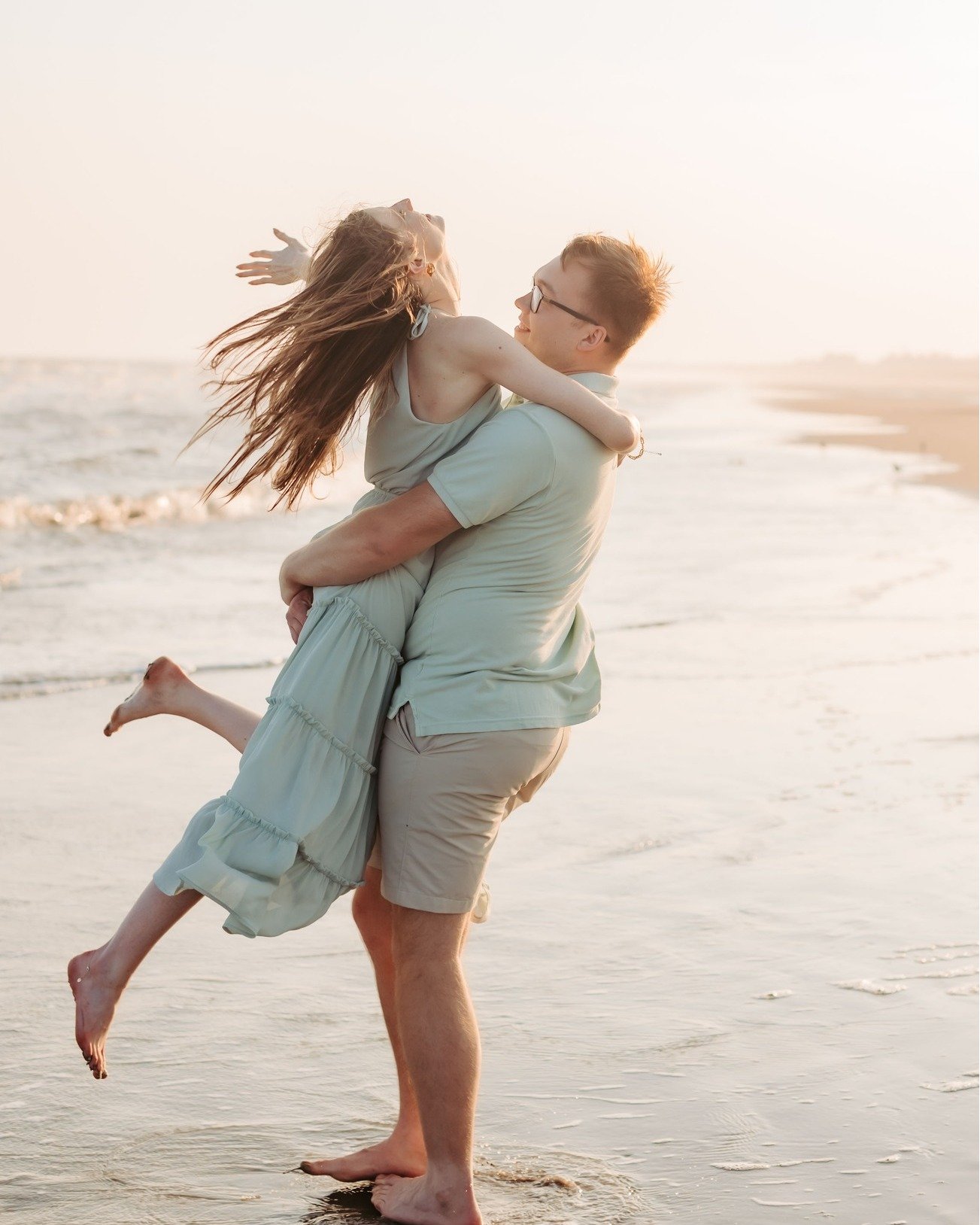 Spring has arrived! April and May offer ideal conditions to capture these precious moments before your wedding later this summer or fall. It's the perfect season to schedule your engagement session! With nature coming to life, blooming flowers, and s