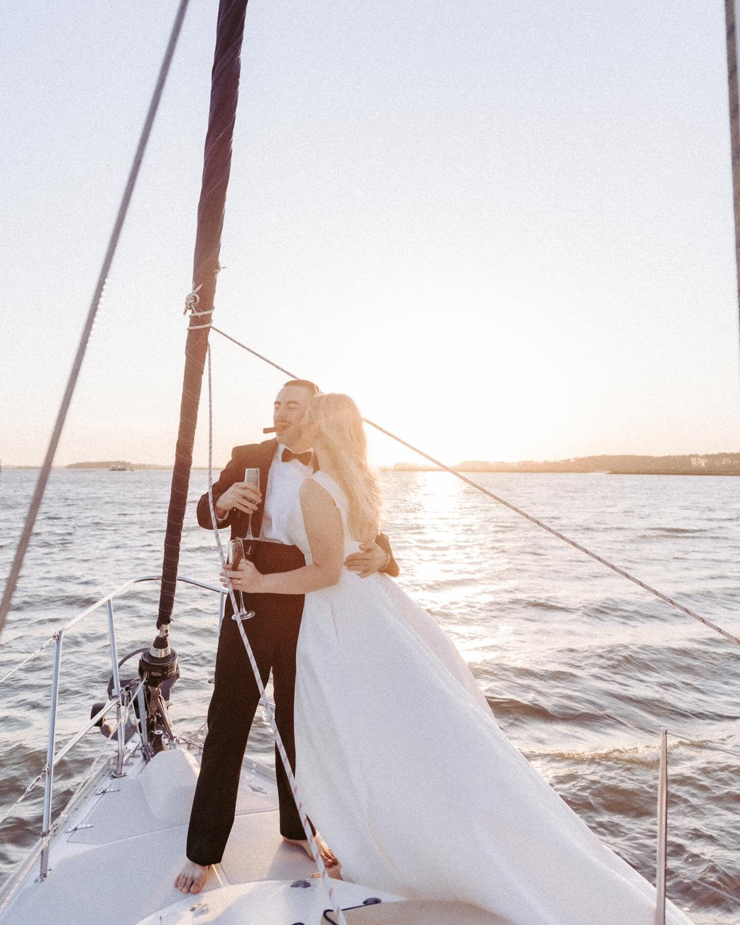 Sailboat + elopement + sunset = MAGIC ✨Would you do your wedding photos on a sailboat?!