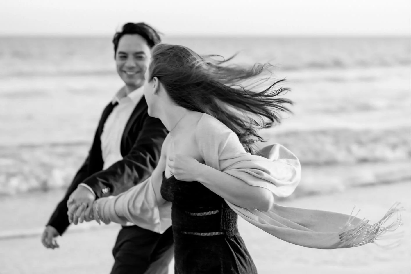 Love these playful photos of Matt &amp; Grace running on the beach 🪽🌊