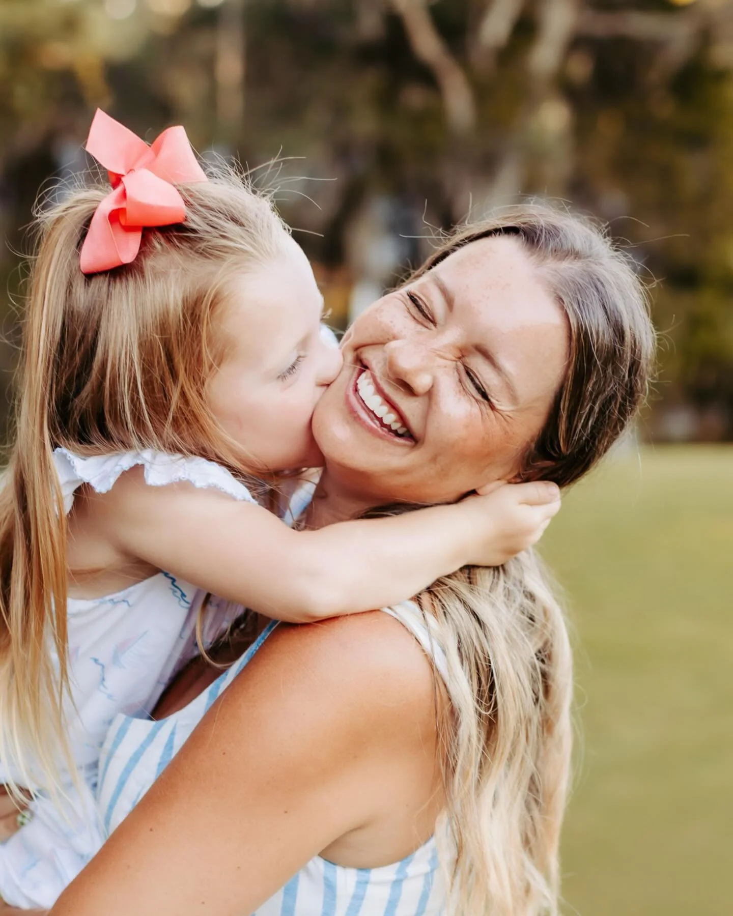 Let&rsquo;s chase the light and make some memories 🌞 

My sessions are relaxed, fun, and full of movement&mdash;perfect for capturing your family&rsquo;s unique story. 

Link in bio to book your beach session today! 🐚 

#IsleOfPalmsFamilyPhotos #Ki