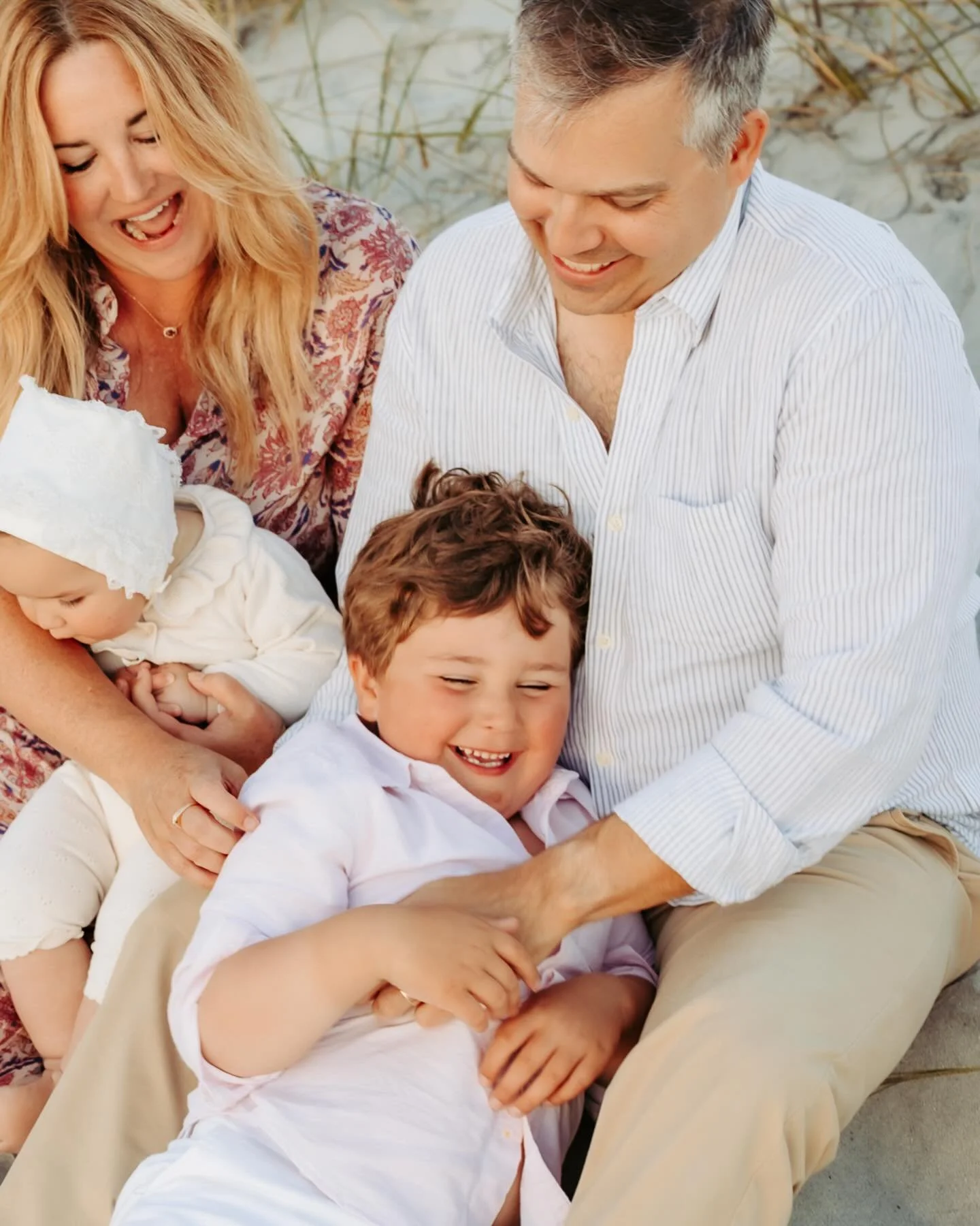 Golden hour magic on the beach 🌅✨ 

Family sessions are all about connection, laughter, and capturing those sweet in-between moments. Don&rsquo;t stress about the kids sitting still&mdash;we&rsquo;ll play, explore, and have fun! 

#📸 #IsleOfPalmsPh