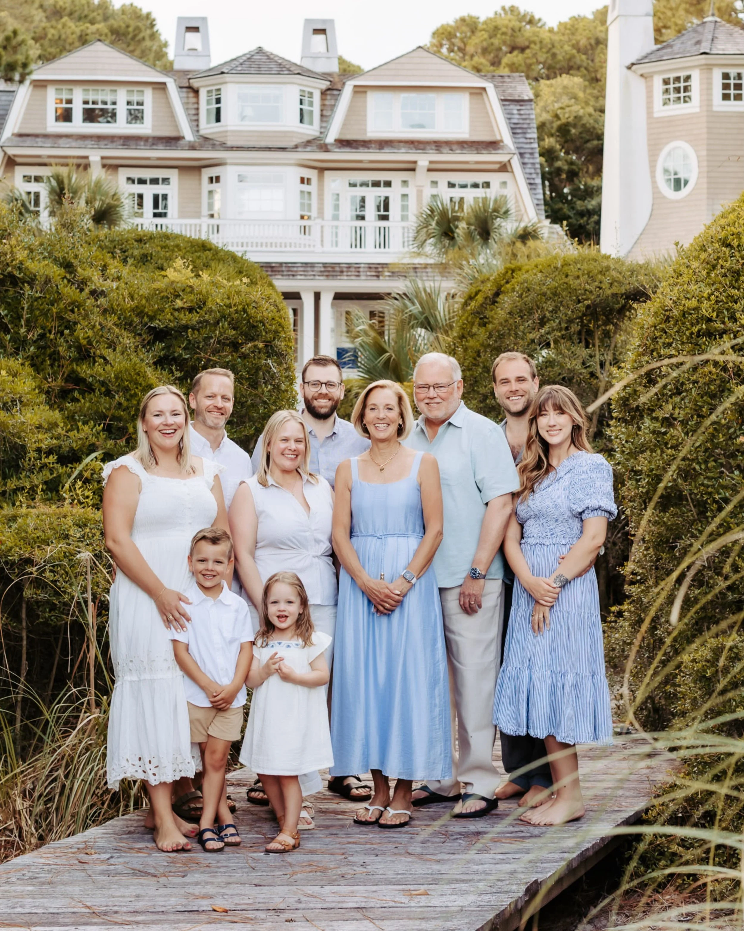 Not sure what to wear? I&rsquo;ve got you covered! 👗 

I&rsquo;ll send you a style guide to help you coordinate outfits that look amazing on camera (just like the Gaines Family in these photos!) 

Think soft tones, flowy fabrics, and barefoot vibes.