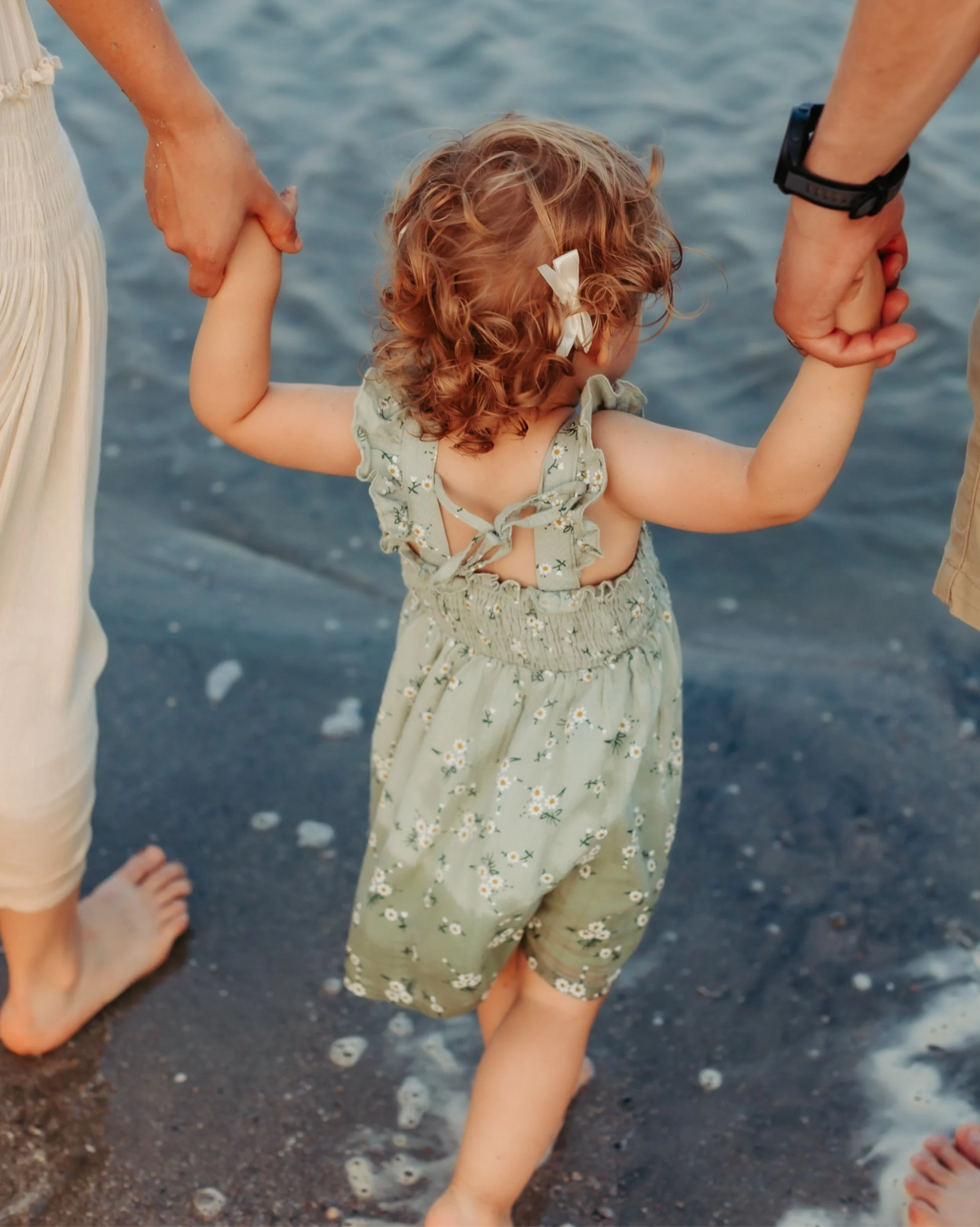 The best kind of evenings happen right here by the water. 🌅✨ 

If you want photos filled with genuine laughs and golden light, let&rsquo;s plan a beach session just for you. 

No stress, just sweet memories! 💕

 #KiawahIslandPhotos #IsleOfPalmsCoup
