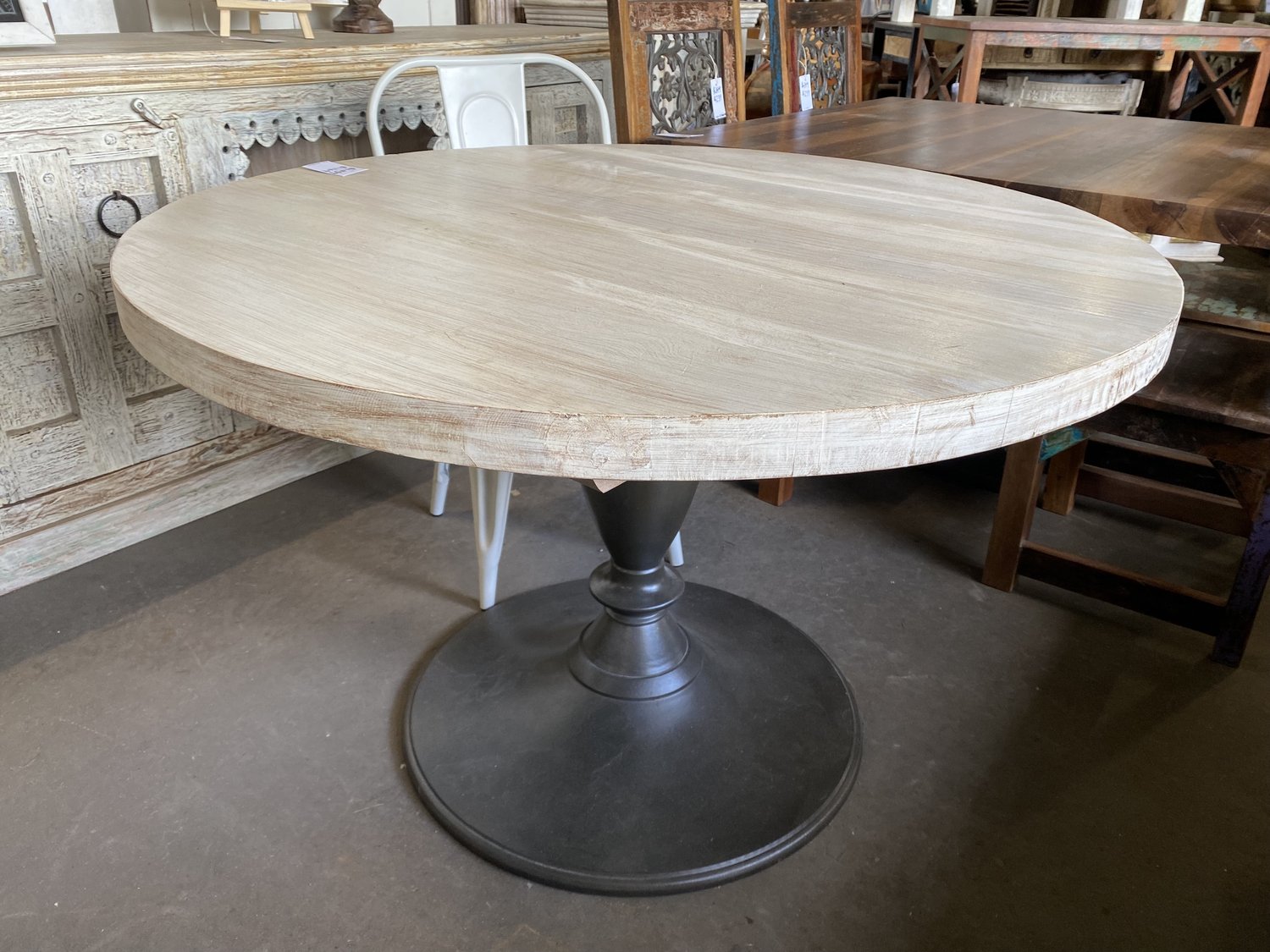 Unique Furniture Nola Round Dining Table