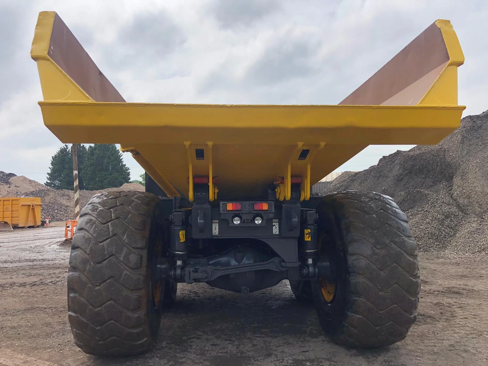 HM400-3 *SOLD* — MC Machinery