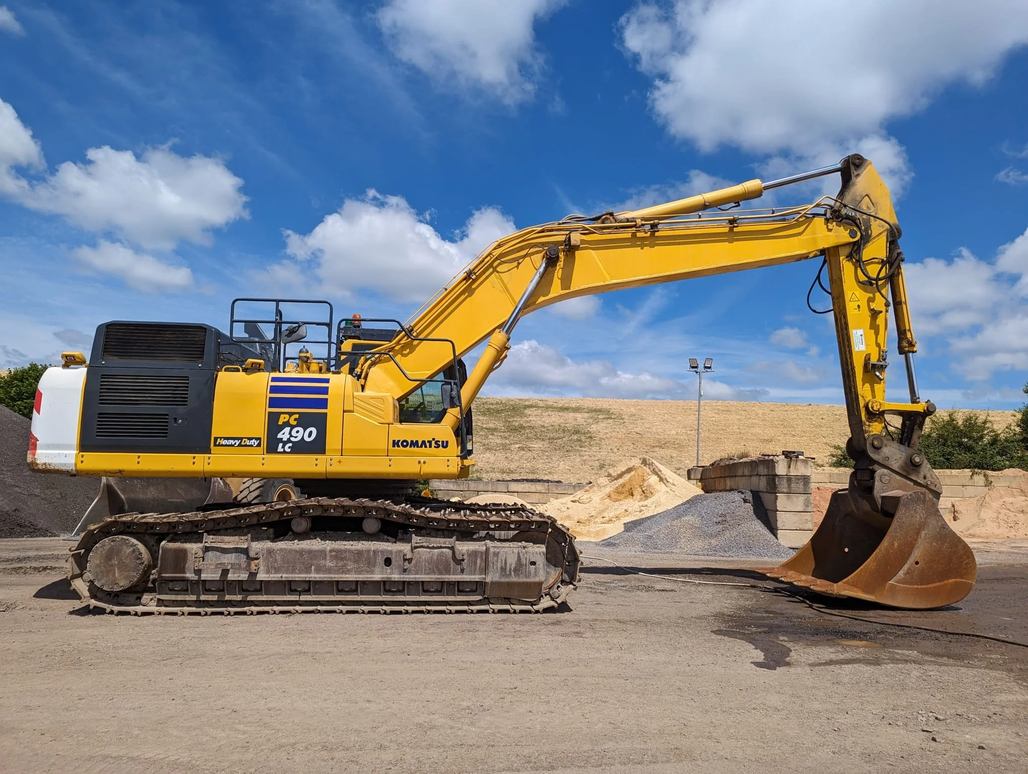 PC490LC-11 *SOLD* — MC Machinery