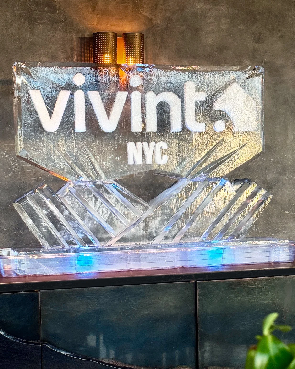 092826-vivint-logo-Crystal-riser.jpg