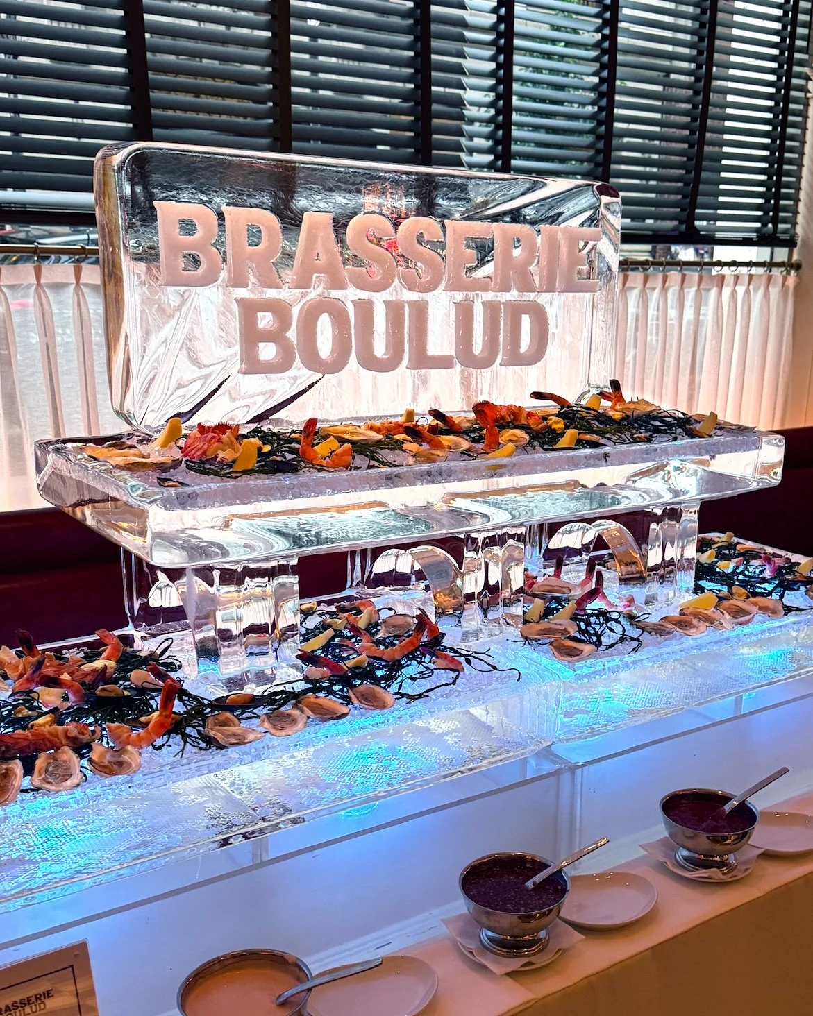 092926-brasserie-boulud-2tier-bridge-rawbar-2.jpg