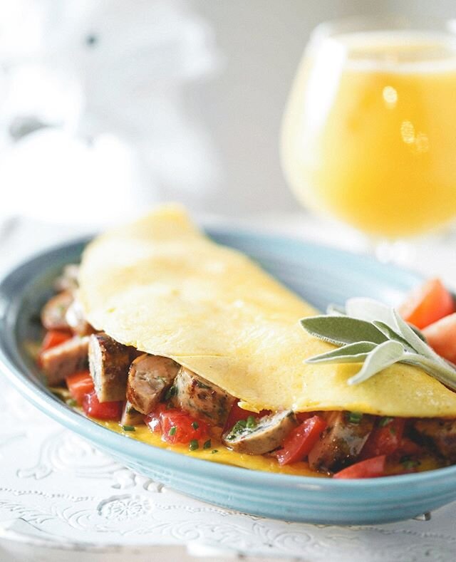 Good Morning everyone! Chop up our Smoked Mozzarella Artichoke &amp; Garlic chicken sausage and toss it in an omelette for a savory n' healthy breakfast. Stop by your local Costco it's #nationwide #sabatinosgourmet !!⁠
No Antiobiotics EVER⁠
Gluten-Fr