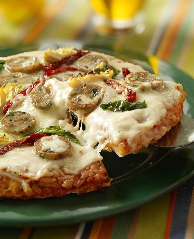 What's your favorite toppings to put on homemade pizza?🍕🍅 🤩⁠
⁠
Check out this fun recipe 🗒⁠
&bull;Cauliflower crust⁠
&bull;Tomato sauce ⁠
&bull;Mozzarella⁠
&bull;SABATINO&rsquo;S sliced #paleo and #organic chicken sausage⁠
&bull;Artichoke hearts 