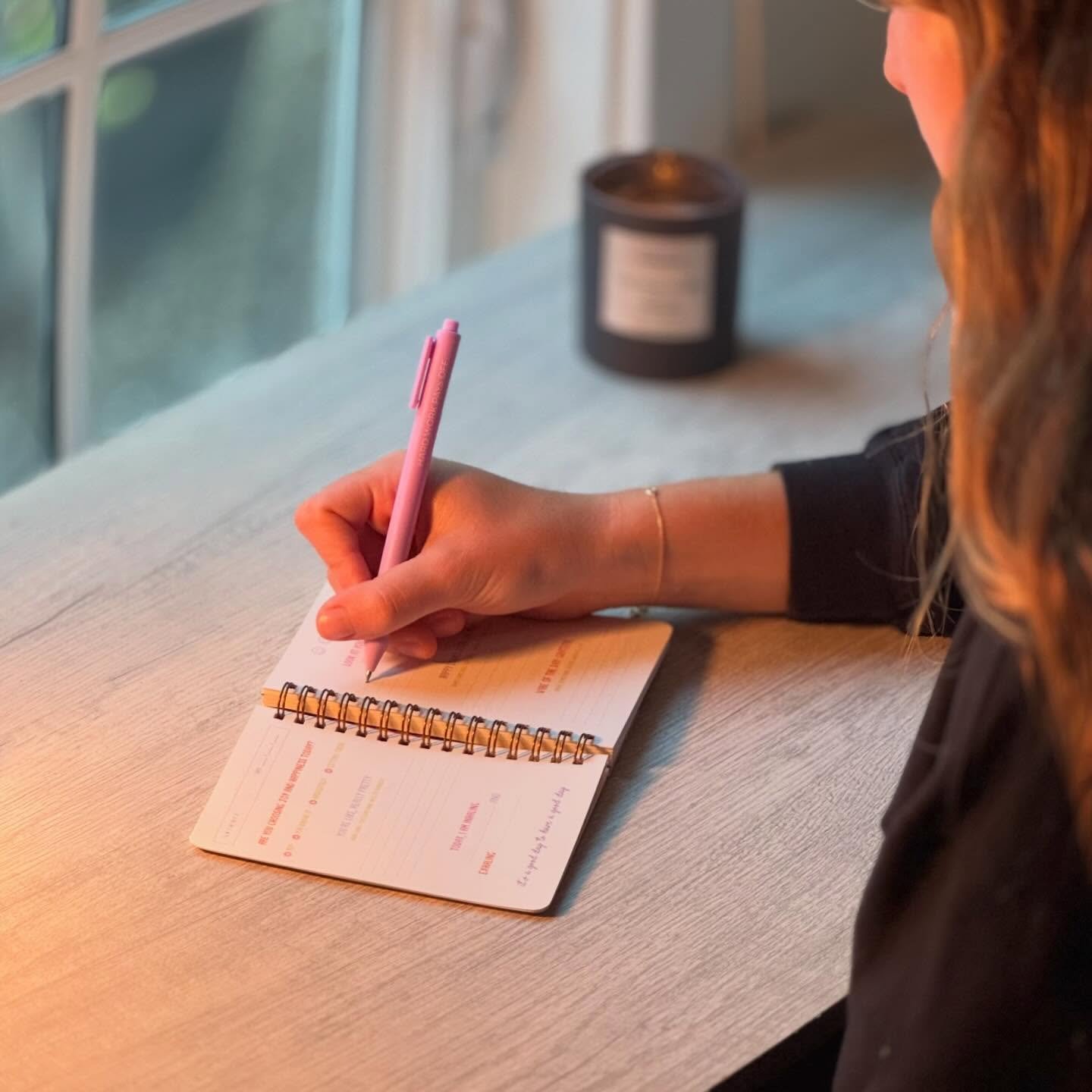 Getting focused and positive for a night of study, with the help of our new Mini Gratitude Journal.
(🔗in bio)

#gratitudejournaling #studyhabits #studymood