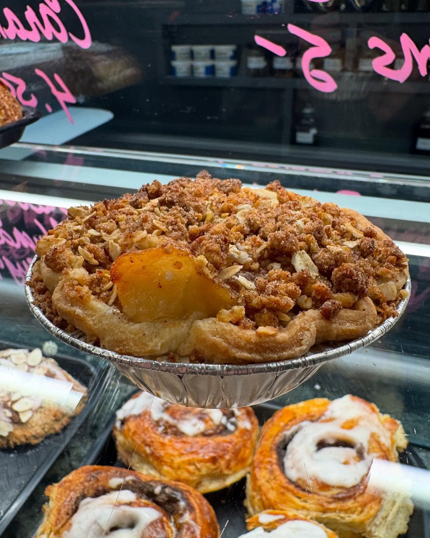 In honour of yesterday&rsquo;s pi day - We have many mini pies aka tarts for you to pick from! 🥧 

Pictured here is our Apple Crumble! 🍏 🍎 

Open today until 5pm! 
#robsgoodfood #tophampark #parkviewhills #easttoronto #eastyork #torontolocalbusine