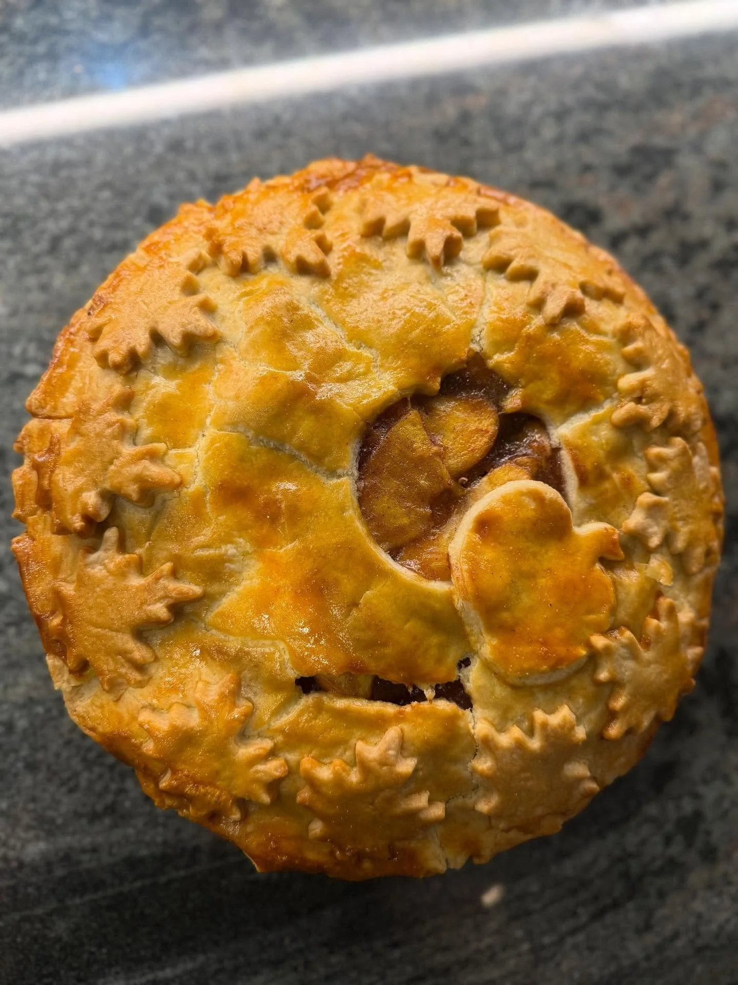 We have pies! Stop by today Mon Oct 13th for one of our larger fruit pies (Apple, Sour Cherry or Wild Blueberry - swipe through to see more photos) while quantities last - We&rsquo;re open 10am - 1pm! 🥧🥧🥧
#robsgoodfood #tophampark #parkviewhills #