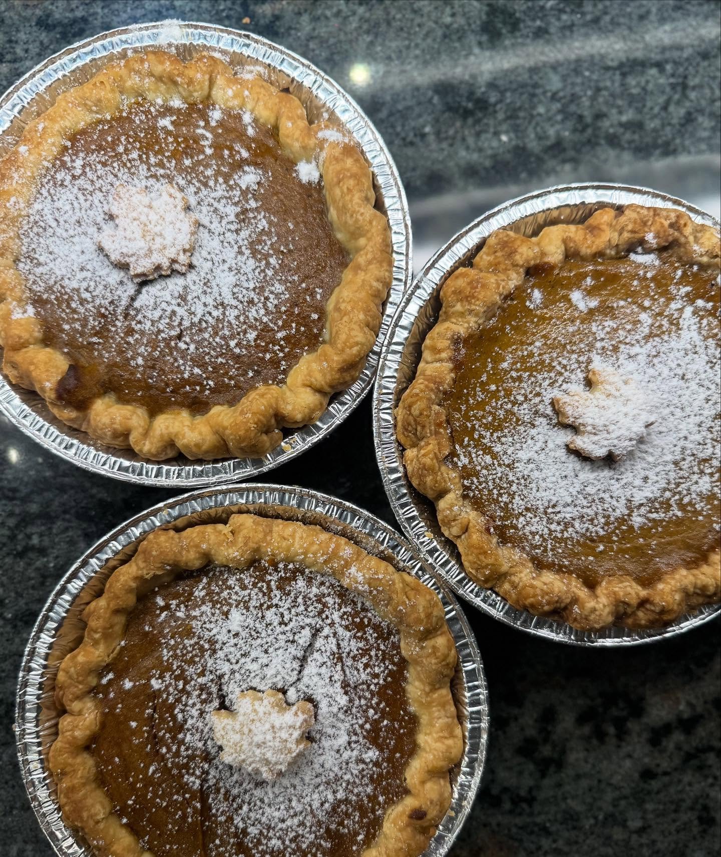 We have pies! Stop by today Mon Oct 13th for our smaller pumpkin pies or our larger fruit pies (Apple, Sour Cherry or Wild Blueberry) while quantities last - We&rsquo;re open 10am - 1pm! 🥧🥧🥧
#robsgoodfood #tophampark #parkviewhills #easttoronto #e
