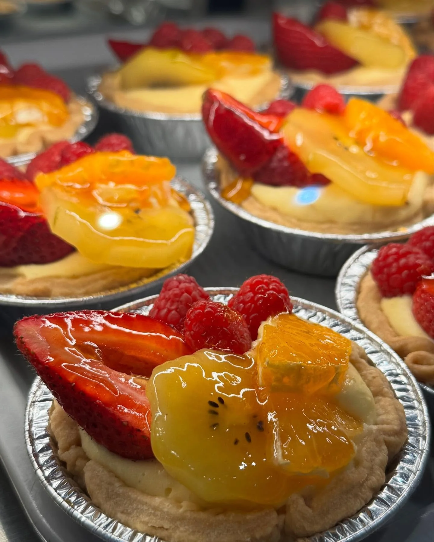 Delicious Alert! Try our latest tarts - Vanilla Bean Custard with Fresh Fruit! 🍓🥝 🍊 

Open today until 5pm! 
#robsgoodfood #tophampark #parkviewhills #easttoronto #eastyork #torontolocalbusiness #torontofood #torontolocal #eastyork #eastyorktoront