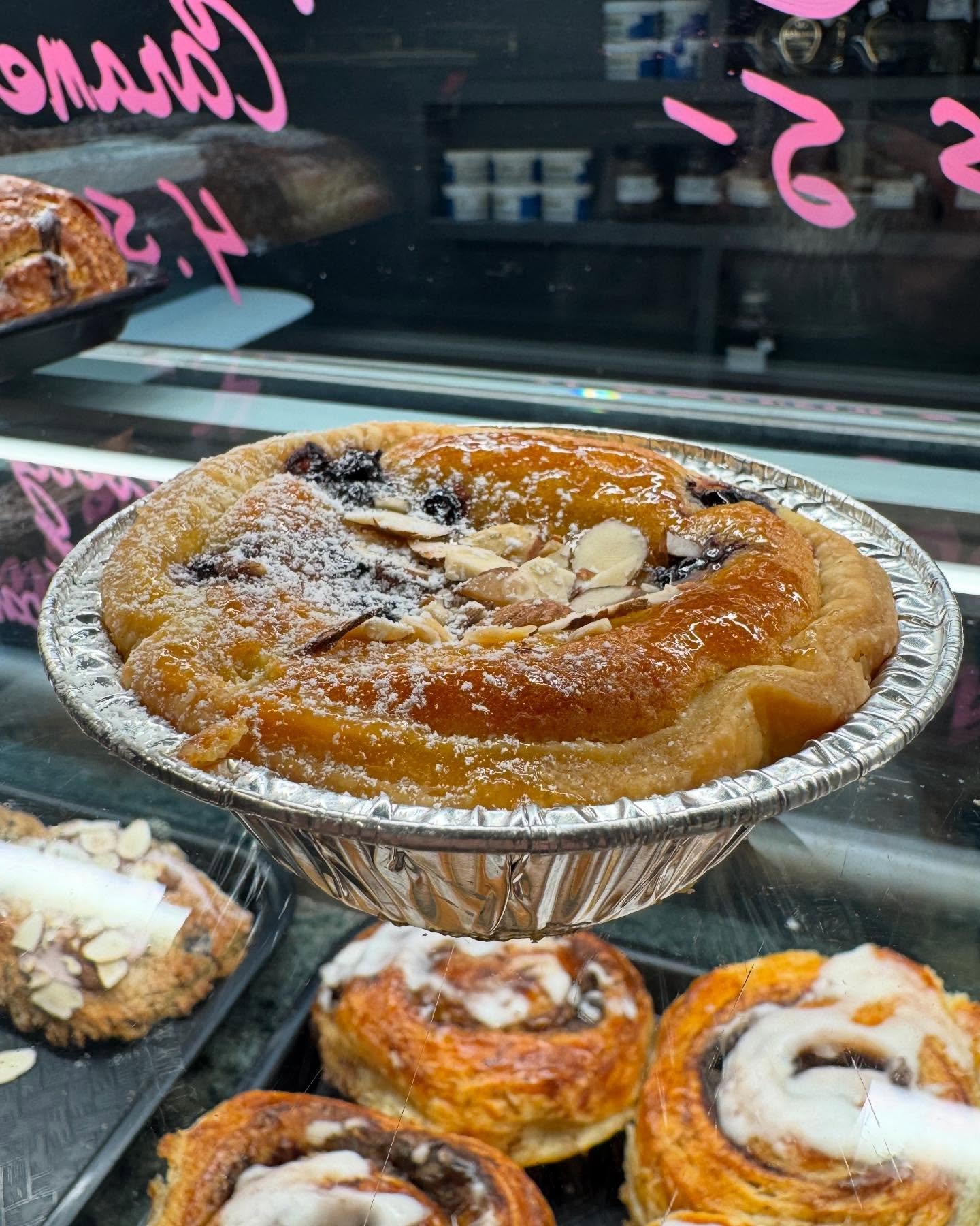 In honour of yesterday&rsquo;s pi day - We have many mini pies aka tarts for you to pick from! 🥧 

Pictured here is our Blueberry Almond Frangipan! 🫐 

Open today until 5pm! 
#robsgoodfood #tophampark #parkviewhills #easttoronto #eastyork #torontol