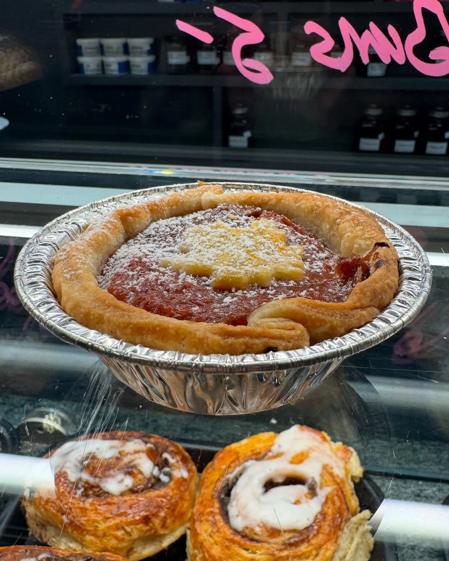 In honour of yesterday&rsquo;s pi day - We have many mini pies aka tarts for you to pick from! 🥧 

Pictured here is our Strawberry Rhubarb! 🍓 

Open today until 5pm! 
#robsgoodfood #tophampark #parkviewhills #easttoronto #eastyork #torontolocalbusi