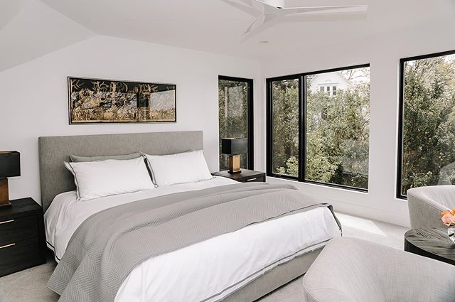 Would not mind spending the long weekend in this beautiful bedroom! Design by: @chantalmartindesign
Photo by: @sjbridgeman .
.
.
.
.
#roomwithaview #bedroominteriors #interiordesign #bayareadesign #chantalmartindesign #rhfurniture #antiqueart