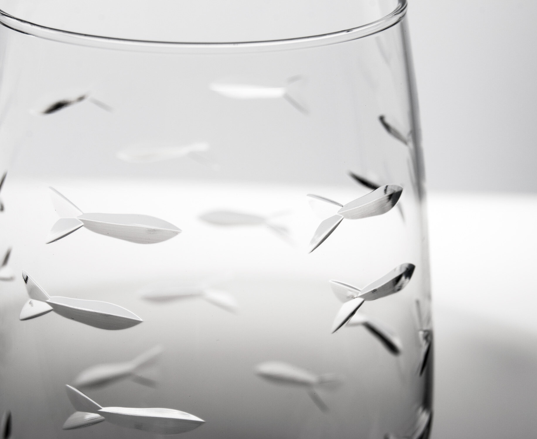 600260_rolfglass_school_of_fish_ap_wine_18oz_detail.jpg