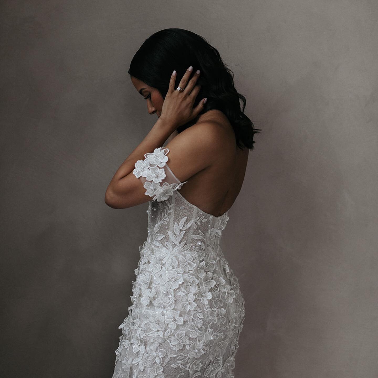 As much as we love our Walden bridal suite we can't help but swoon over Nobu's aesthetic. With their floor to ceiling windows and monochromatic style, you can't go wrong. Your getting ready photos will encapsulate this timeless beauty! 🤍

📷: @alish