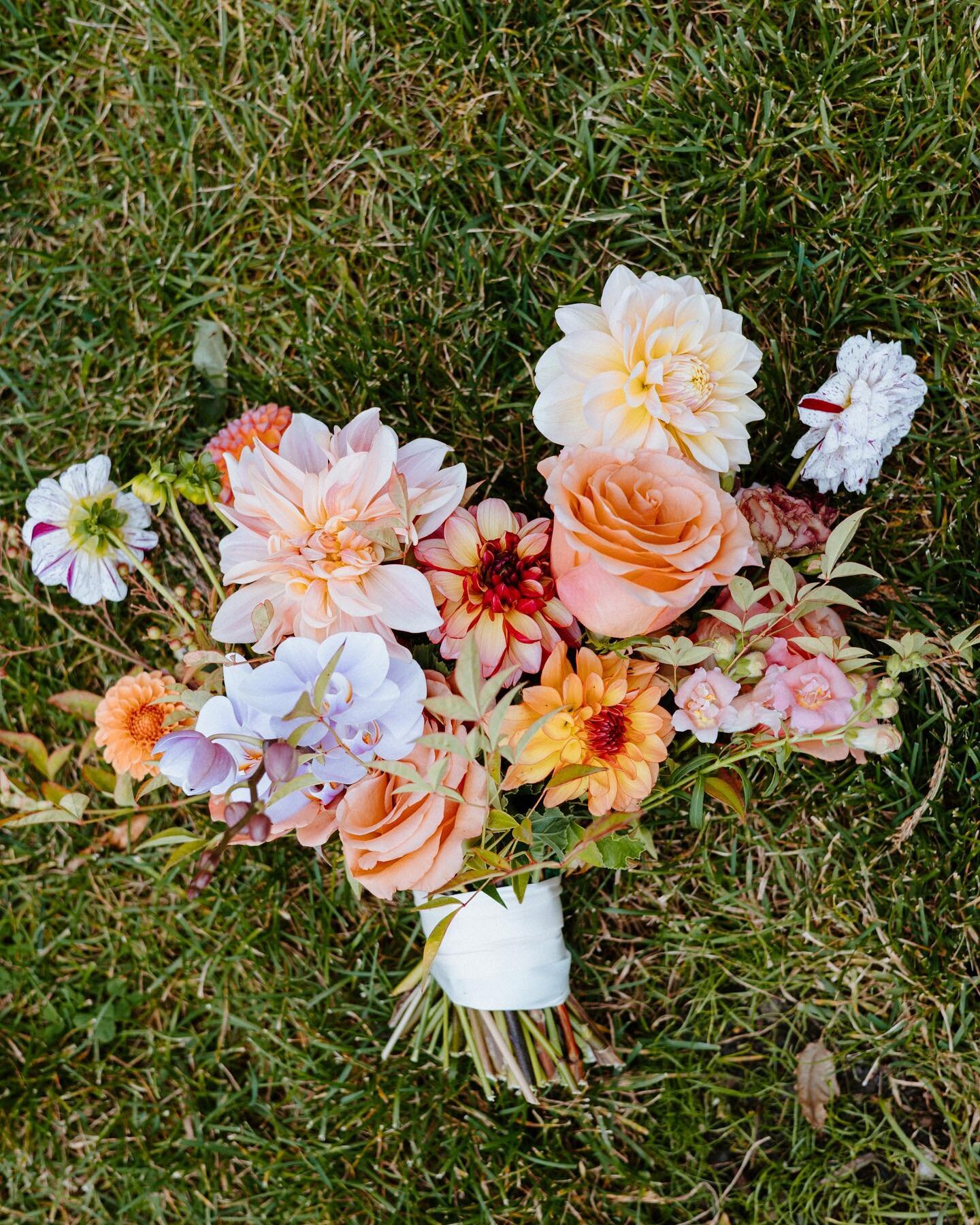 Orchids &amp; dahlias &amp; roses, OH MY! 

📷: @colettemariephoto 
💐: @thistleandplume 
💄: @pinmeupchicago