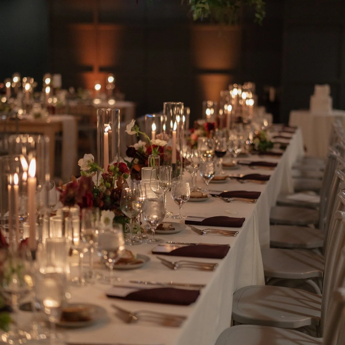 Love wrapped up in red bows and holiday cheer, dancing under twinkling lights with hearts full of warmth. This holiday wedding reminded us that the best gifts are the moments we share with the people we love most ❤️🎄✨

📷: @bradley_moss 
💐: @flower