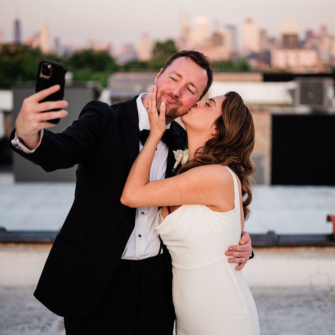 Just married energy ✨

📷: @foxandivory 
💐: @flowersfordreams 
✨: @mdmentertainmentchicago 
🎤: @bluewaterkingsband 
🍰: @bittersweetpastryshop 
💄: @blushandbraidsbeautybar 
📋: @krystlefrey @alyssag_walden