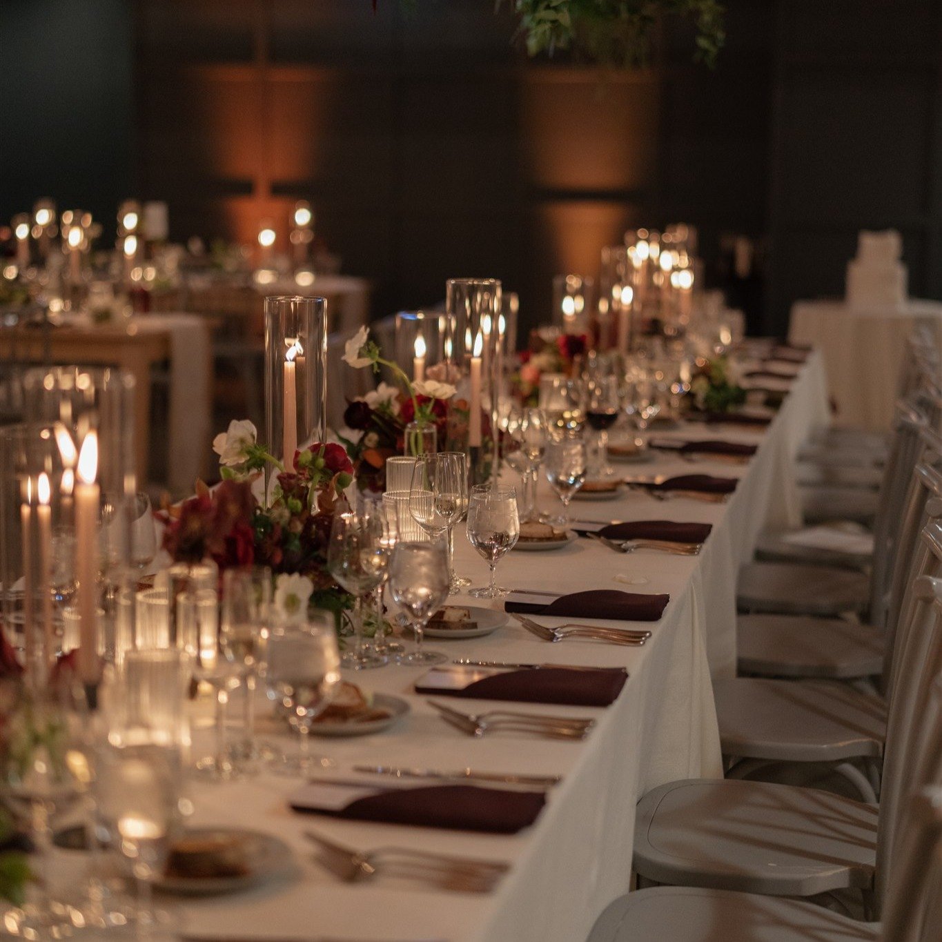 Love wrapped up in red bows and holiday cheer, dancing under twinkling lights with hearts full of warmth. This holiday wedding reminded us that the best gifts are the moments we share with the people we love most ❤️🎄✨

📷: @bradley_moss 
💐: @flower