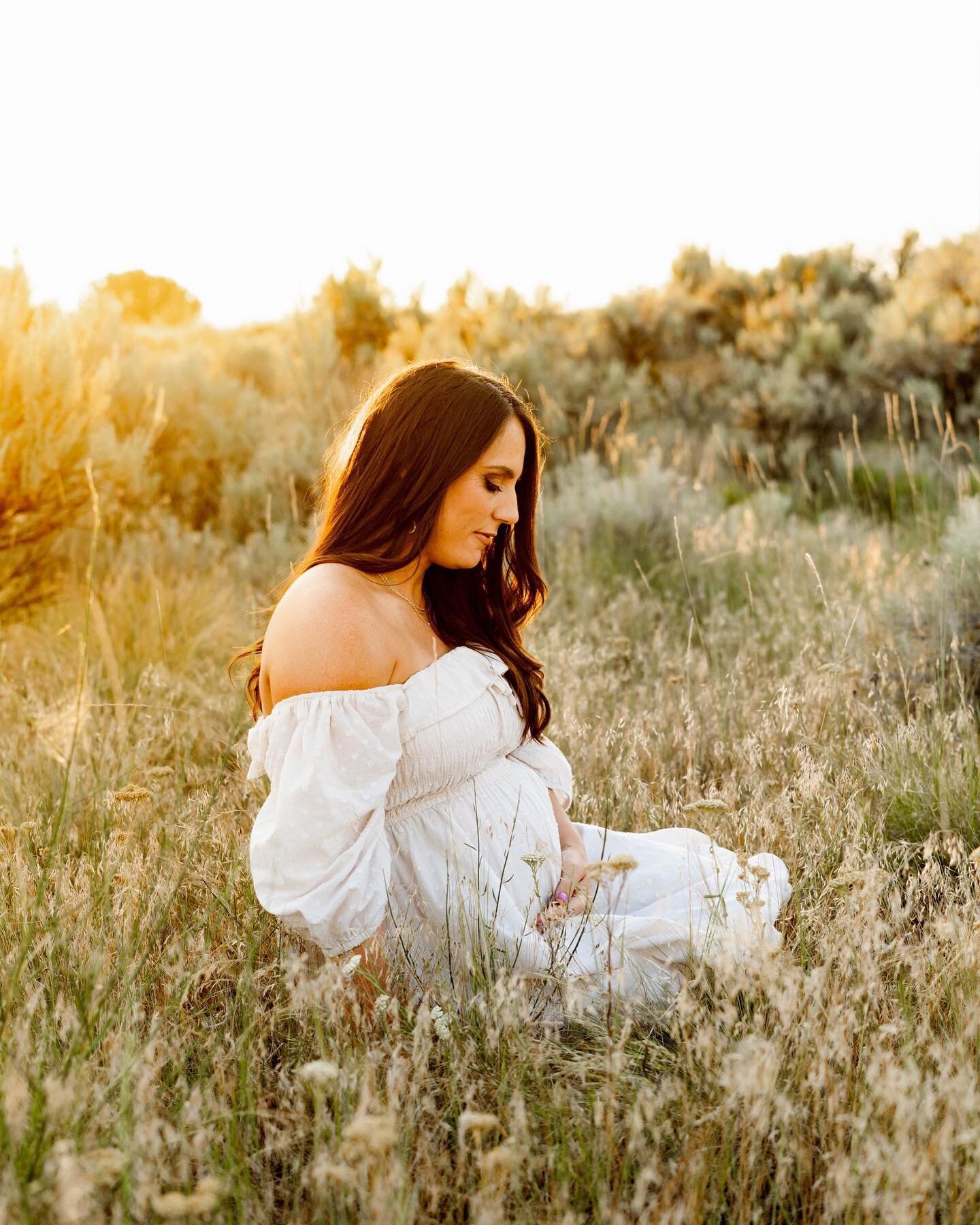 Busy week ahead of me so thought I&rsquo;d start off Monday with a post just in case I go MIA on socials for a bit.😜

Got to hangout with this sweet mama &amp; her family for a maternity/family session! We had the most beautiful sunset &amp; so many