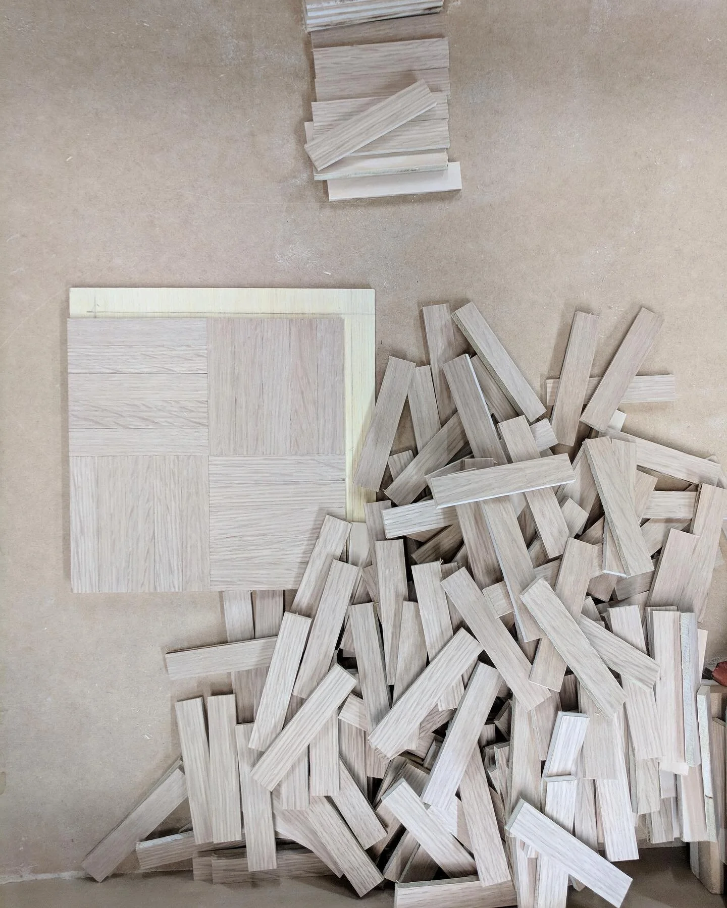 .
.
.
.
#parquetflooring #whiteoak #quartersawn #veneer #mini #wetout #props #waterbasedfinish #satisfying #workshop #pencilforscale #tapemeasureforscale #glue #tablesawsled #oldjob