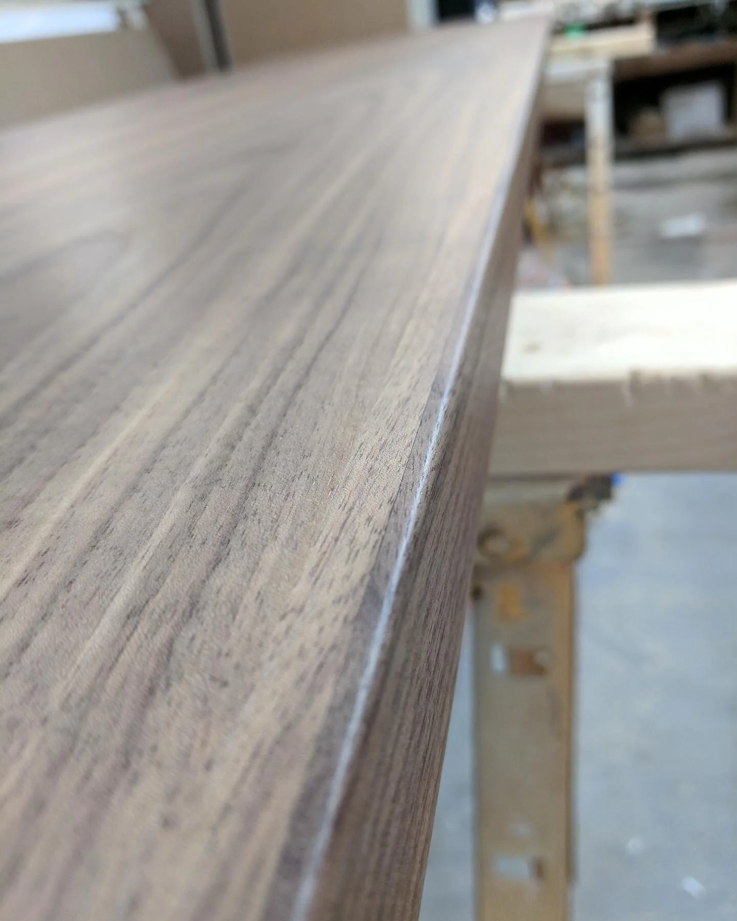 .
.
.
.
.
#walnut #veneer #hardwoodedge #workshop #flatfinish #wood #fromthearchives #millwork #builtins #work #