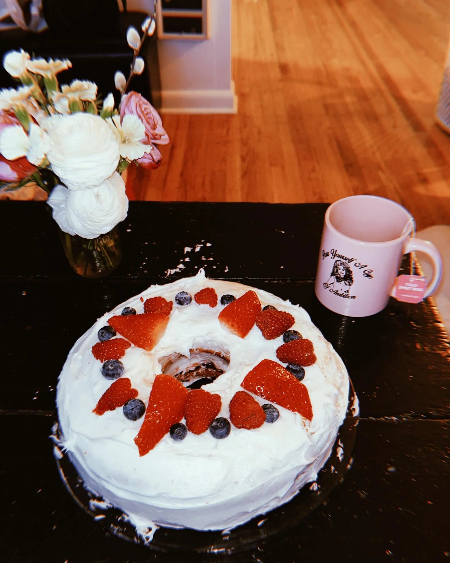 When your bestie makes Hudson Bay tea and a jam cake 💗🫖🍰💗