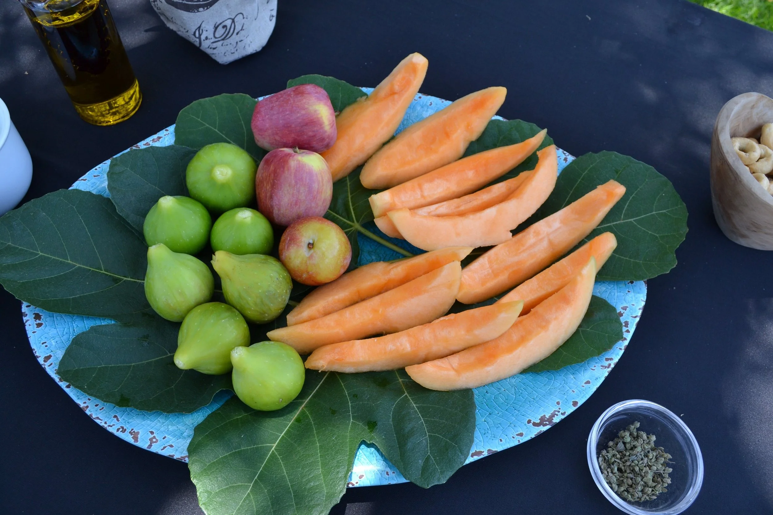  Fig leaves lined the fruit platter. 