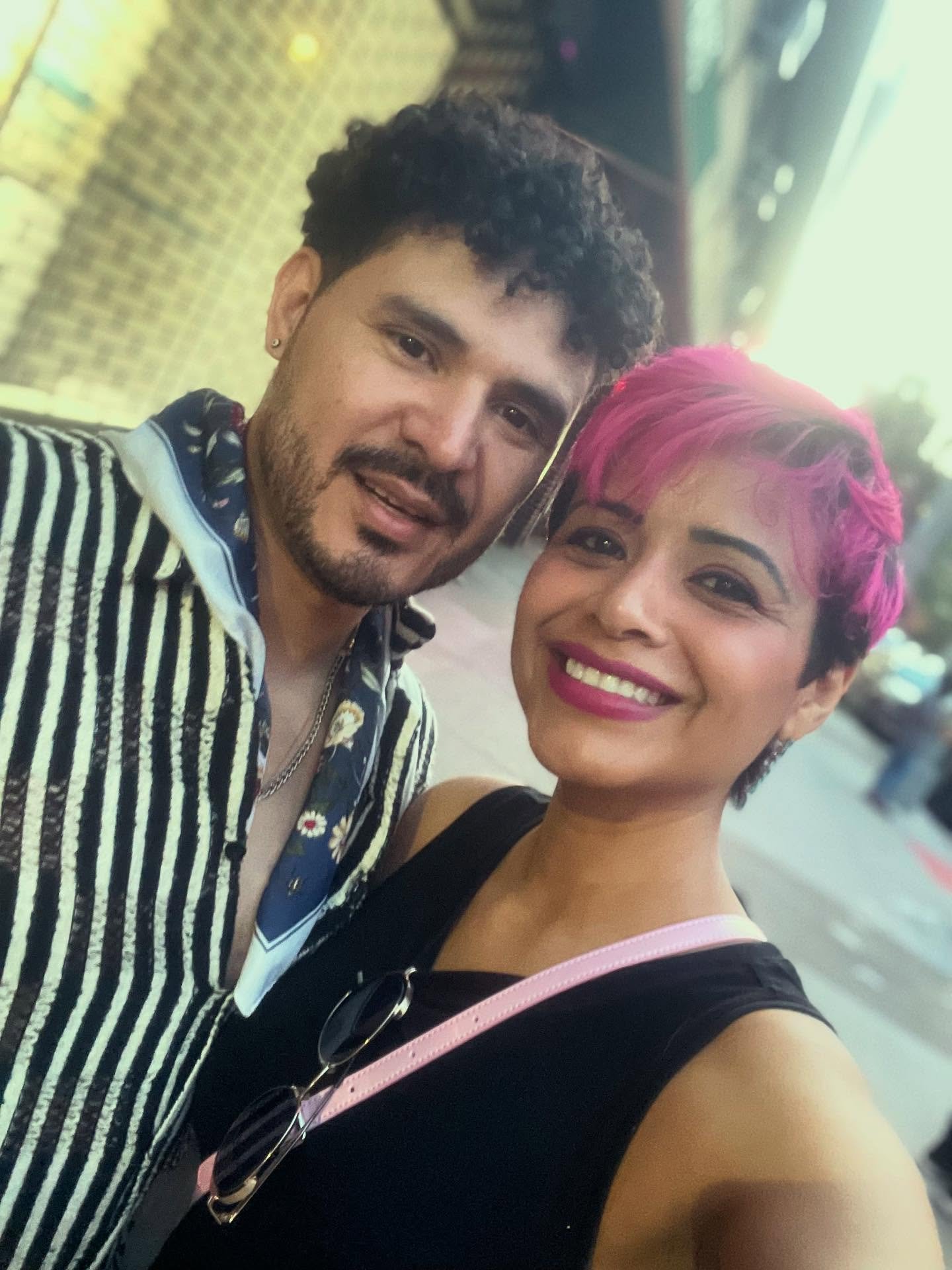 Had a cute time w my friend Efra @hotmangos tonight at the fantastic Salvadorian artist group exhibition IN THE LIGHT THAT REMAINS @katesferriprojects curated by thee @studiolenca Go see it!🙌🏼 ❤️

It was so special to be in a space surrounded by Sa
