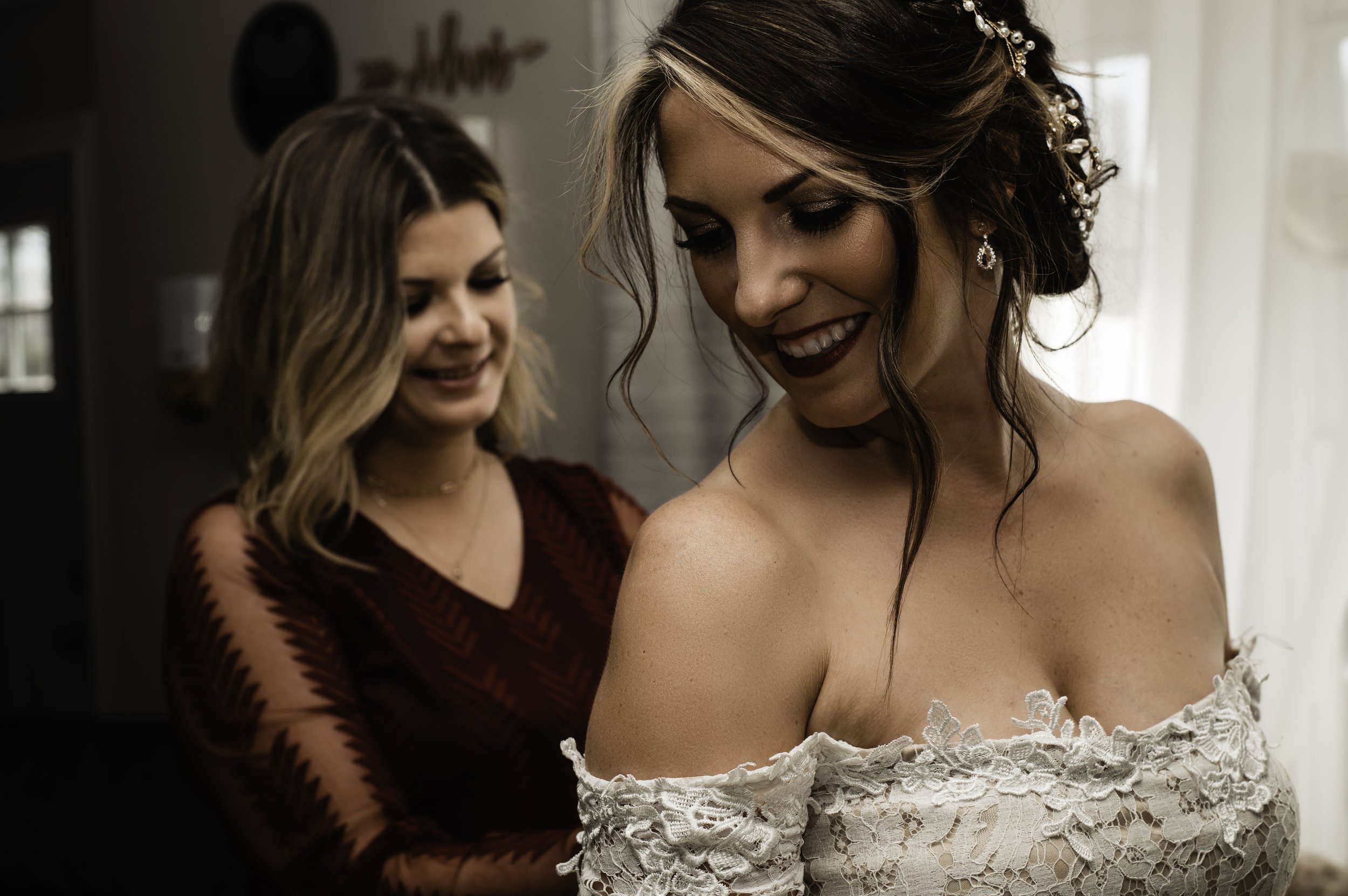 bride getting ready with sister.jpg