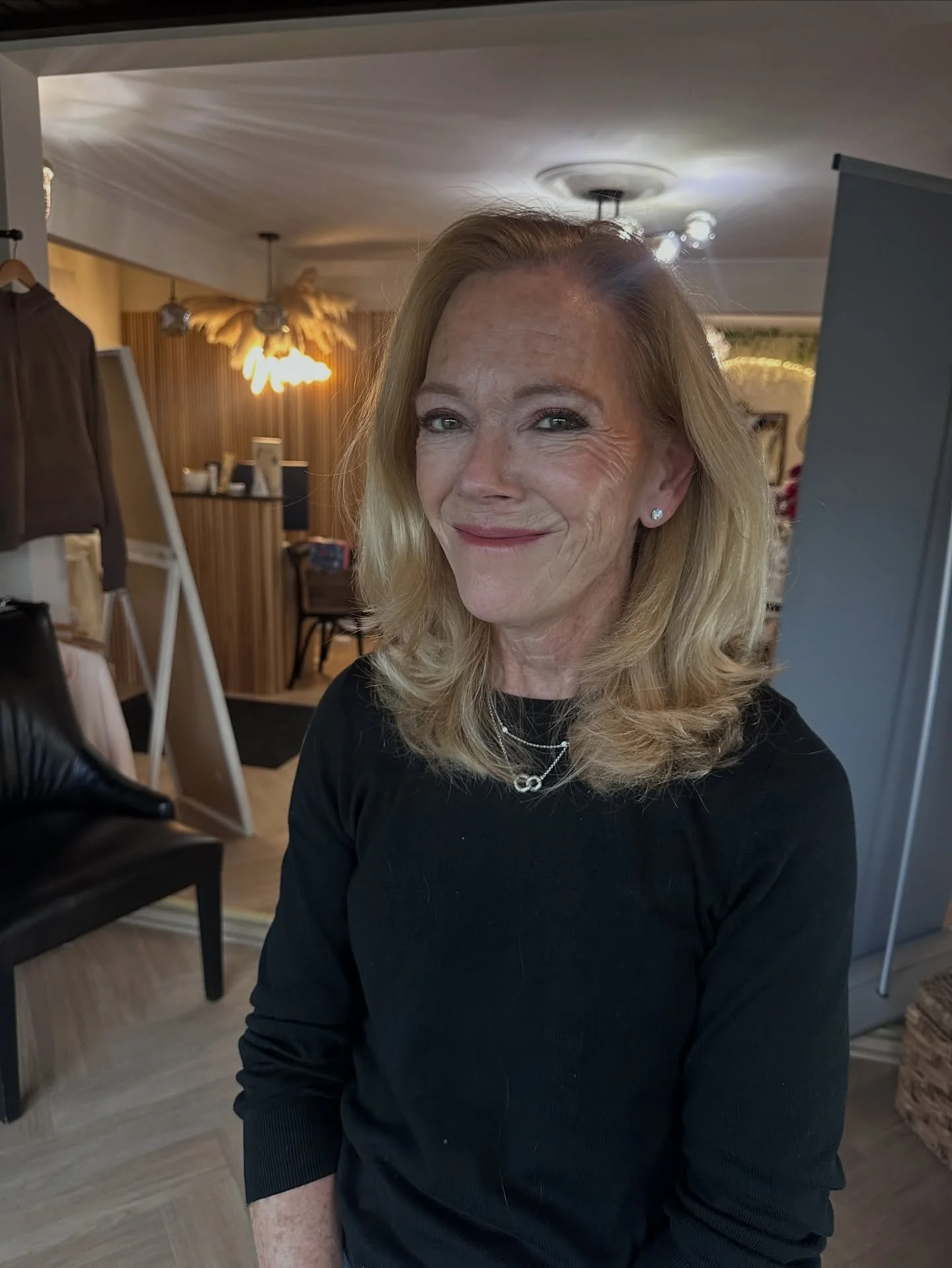 This gorgeous Mother of the bride came to me for a makeup lesson.
She was so nervous about the idea of getting makeup done and felt confident in her skill to do it her self. Our lesson allowed me to help her edit her makeup bag so she had the right t