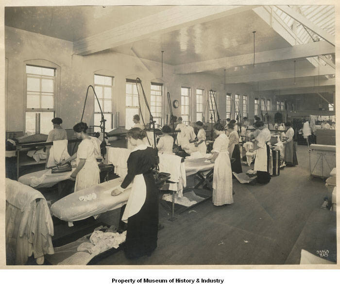 Women_pressing_clothes_at_Supply_Laundry_Company_Seattle_1917.jpg